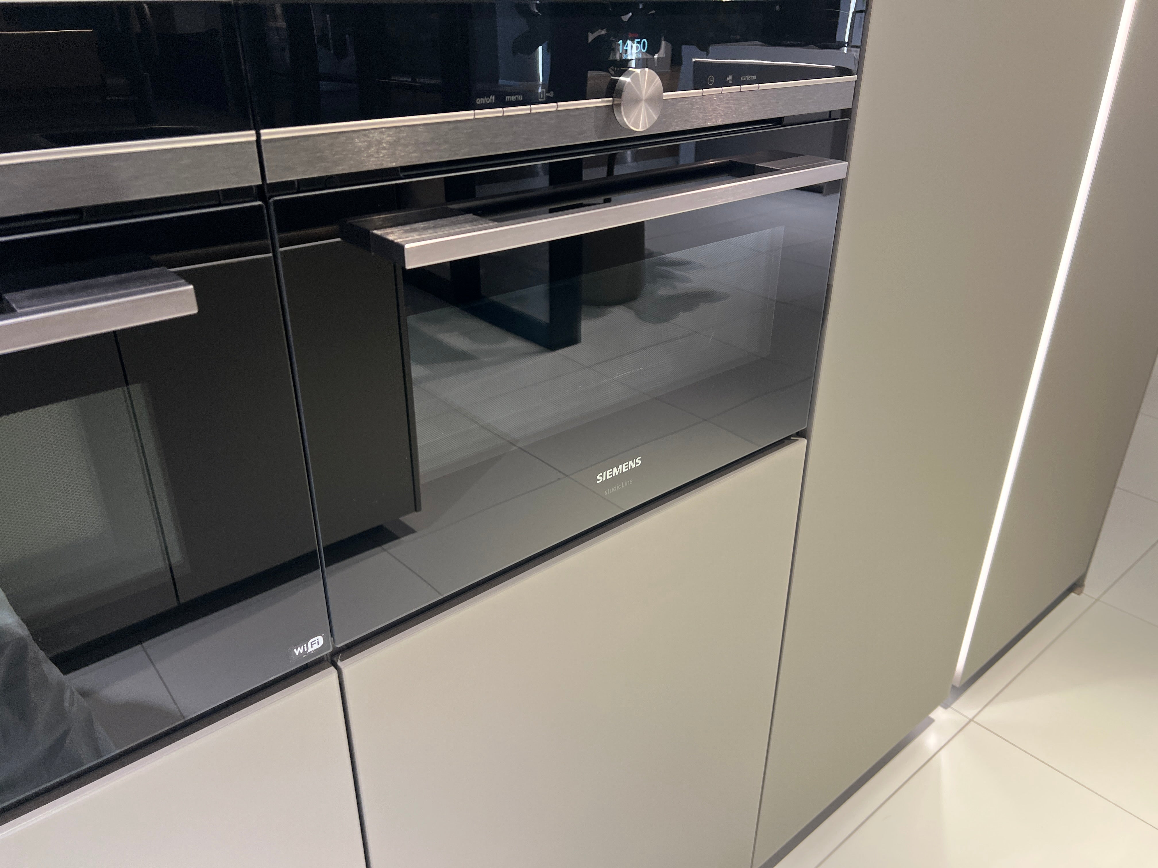 04737 - Luxe Pronorm eiland met vitrine kast