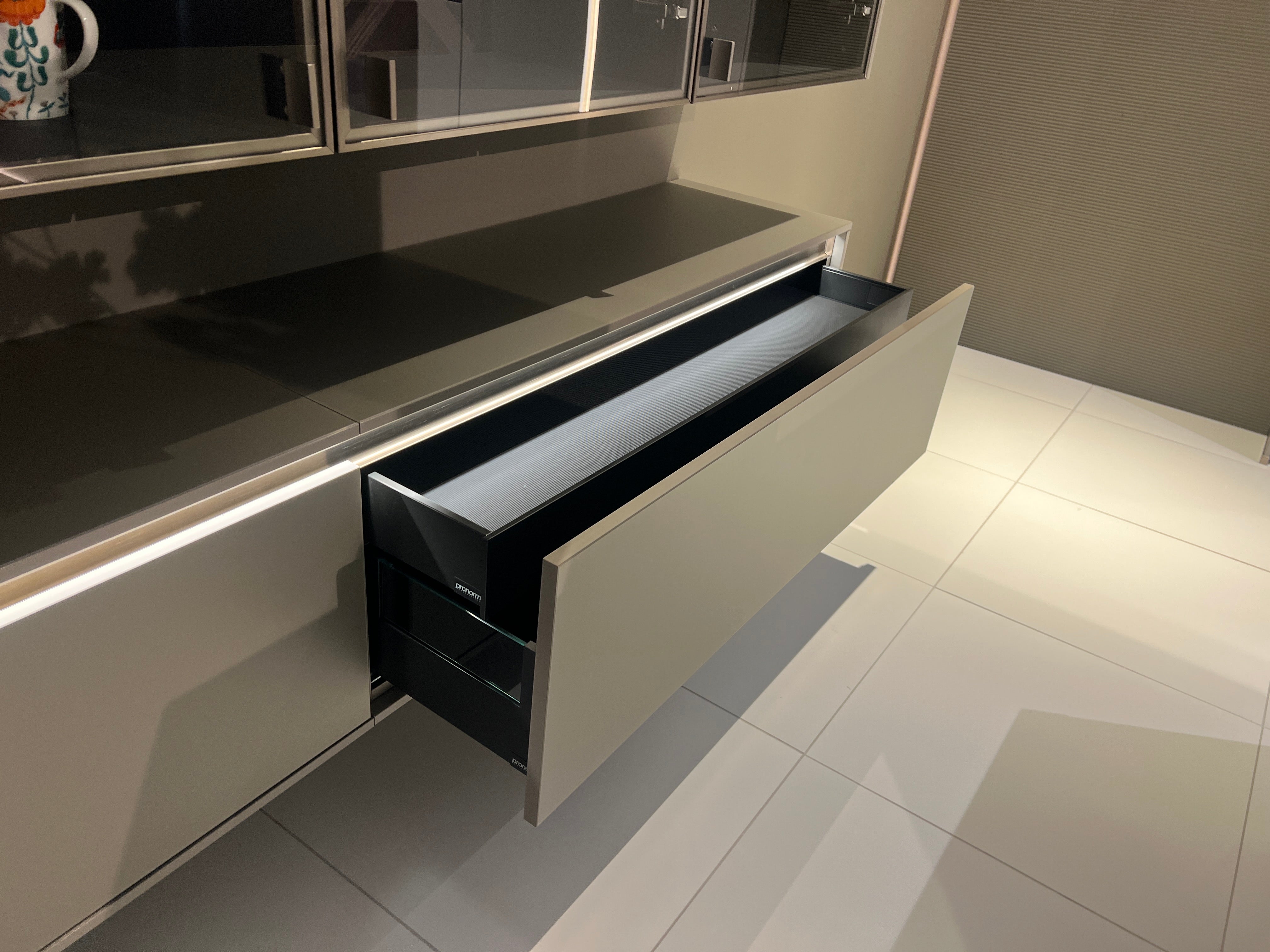 04737 - Luxe Pronorm eiland met vitrine kast