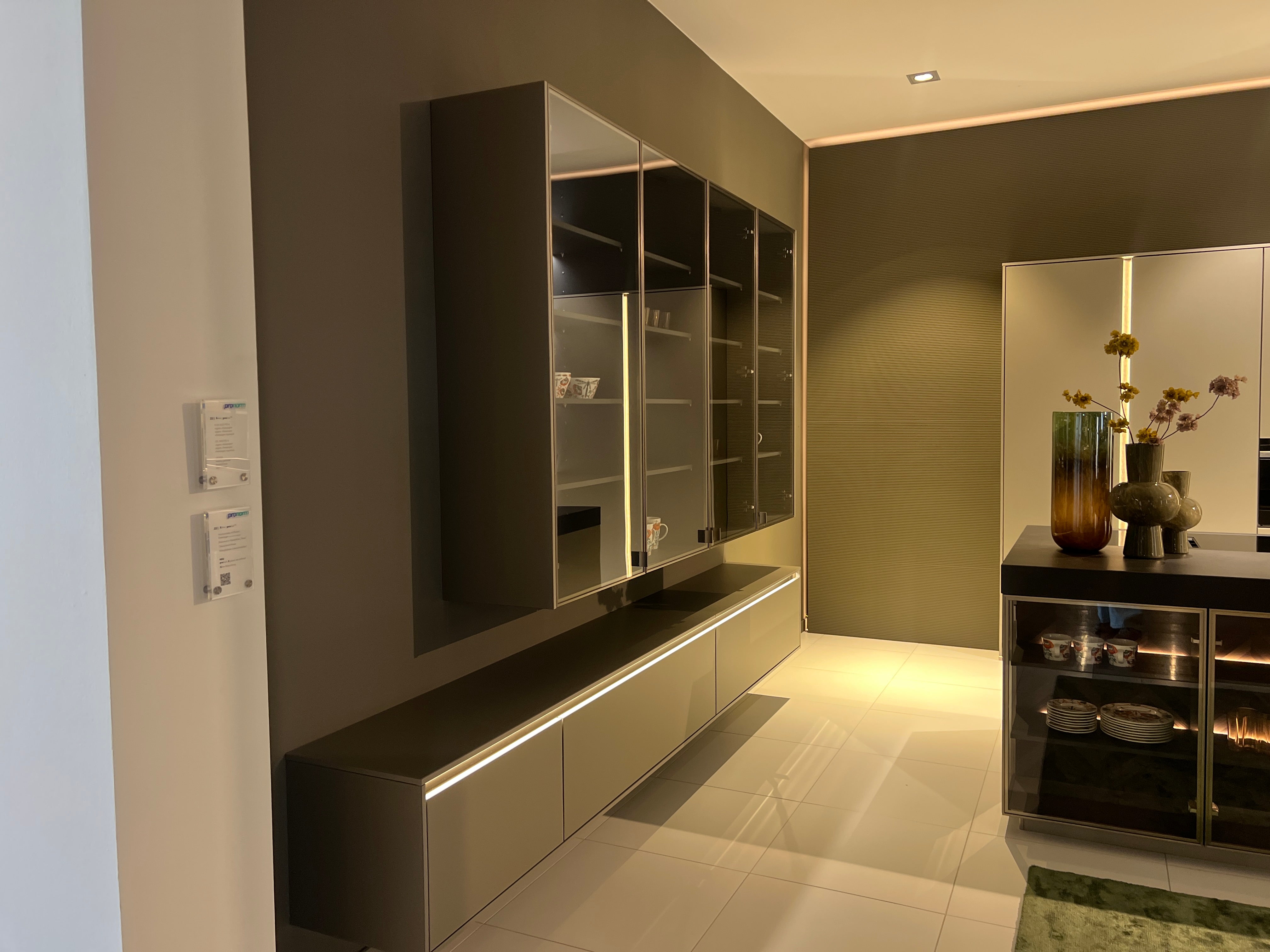 04737 - Luxe Pronorm eiland met vitrine kast