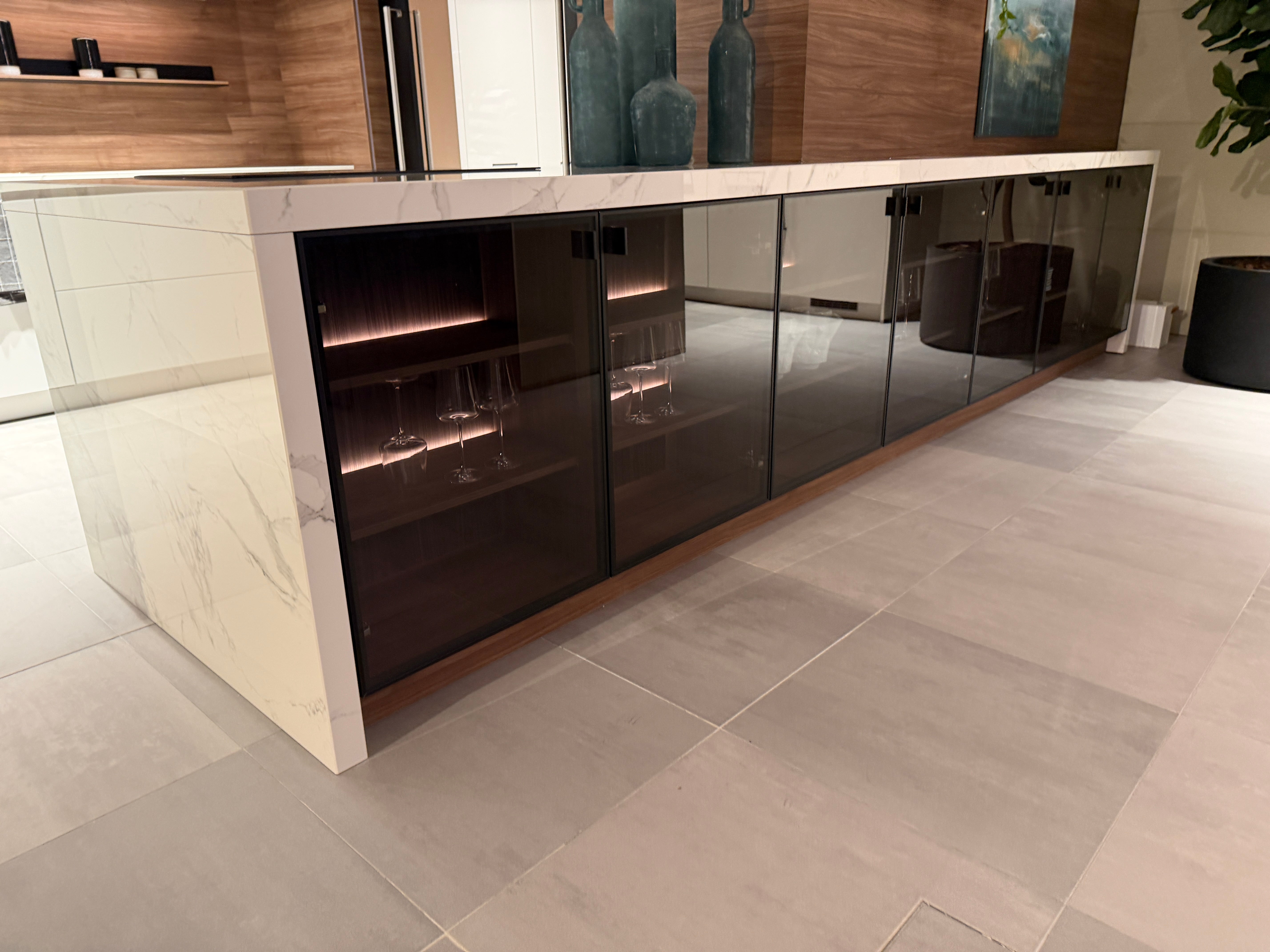 04729 - Luxe Pronorm keuken met glazen fronten