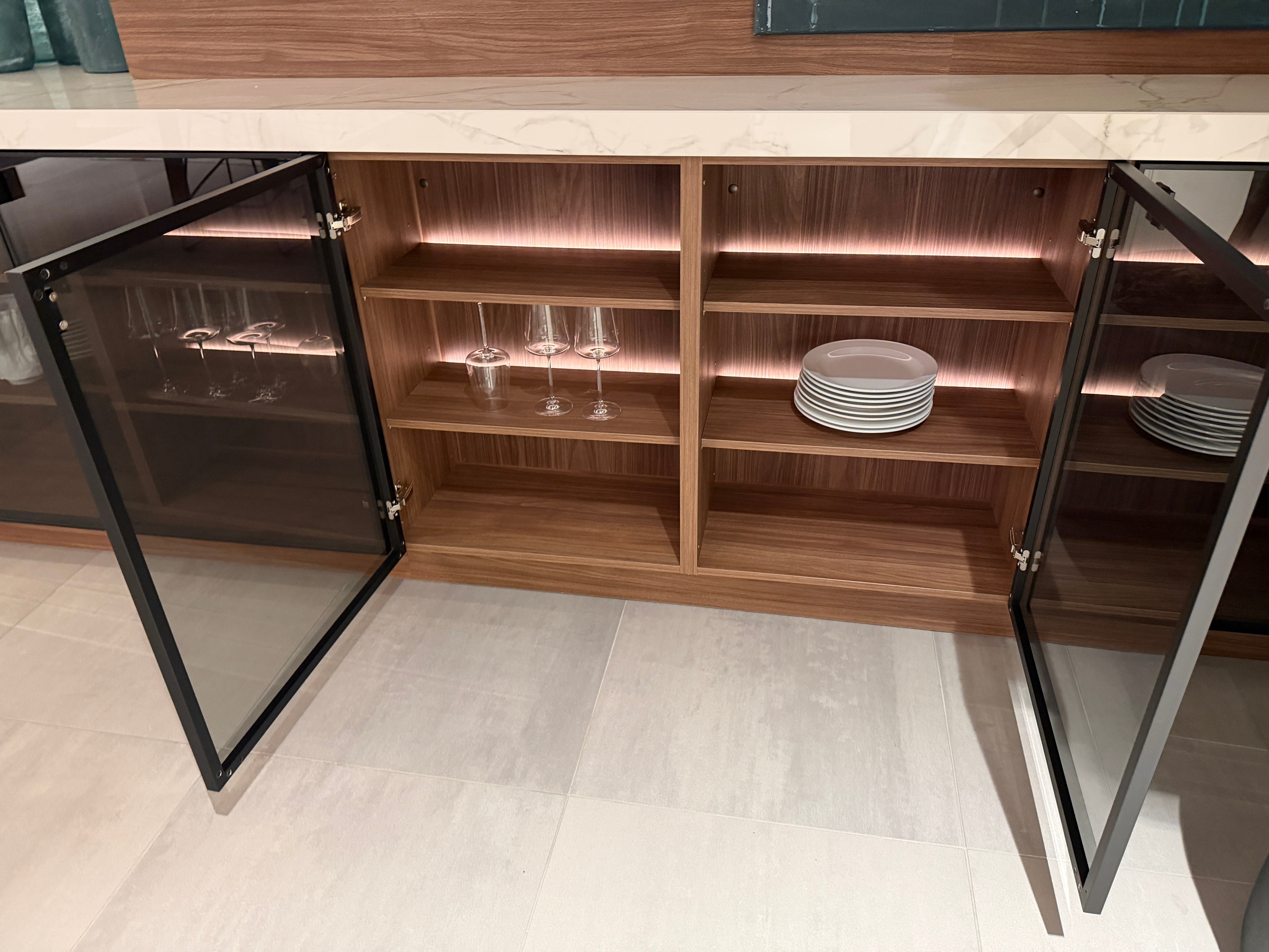 04729 - Luxe Pronorm keuken met glazen fronten