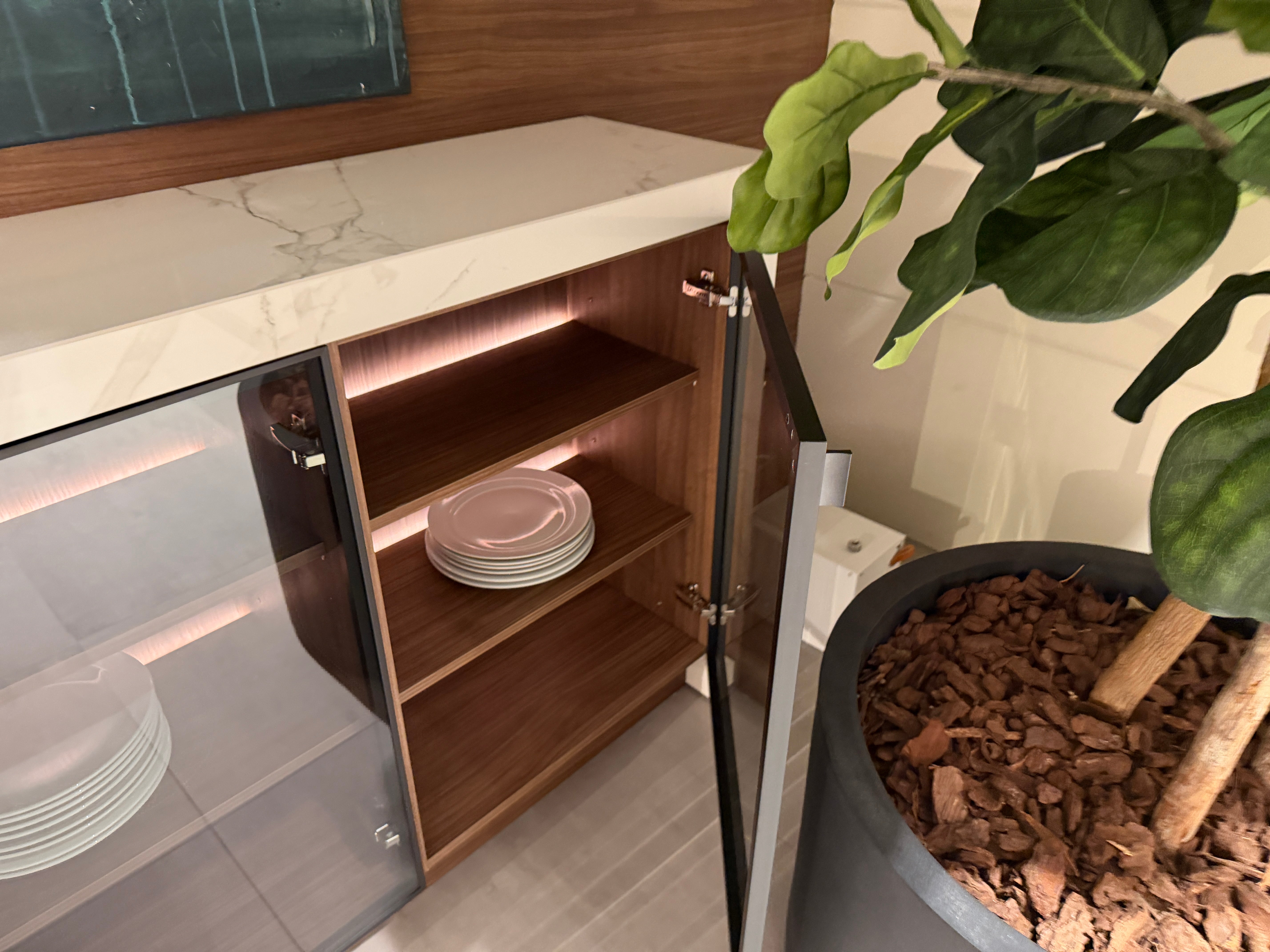 04729 - Luxe Pronorm keuken met glazen fronten