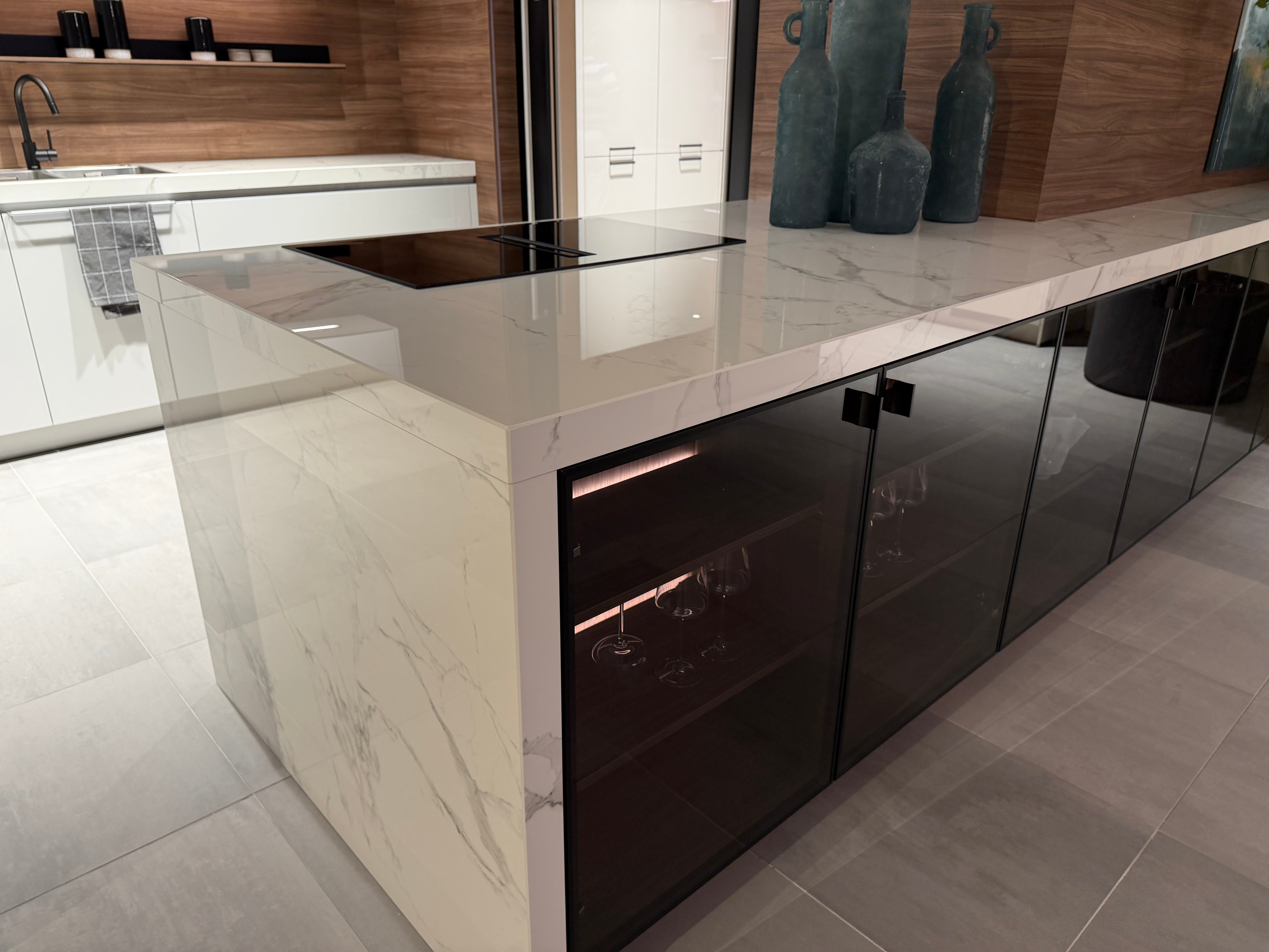 04729 - Luxe Pronorm keuken met glazen fronten