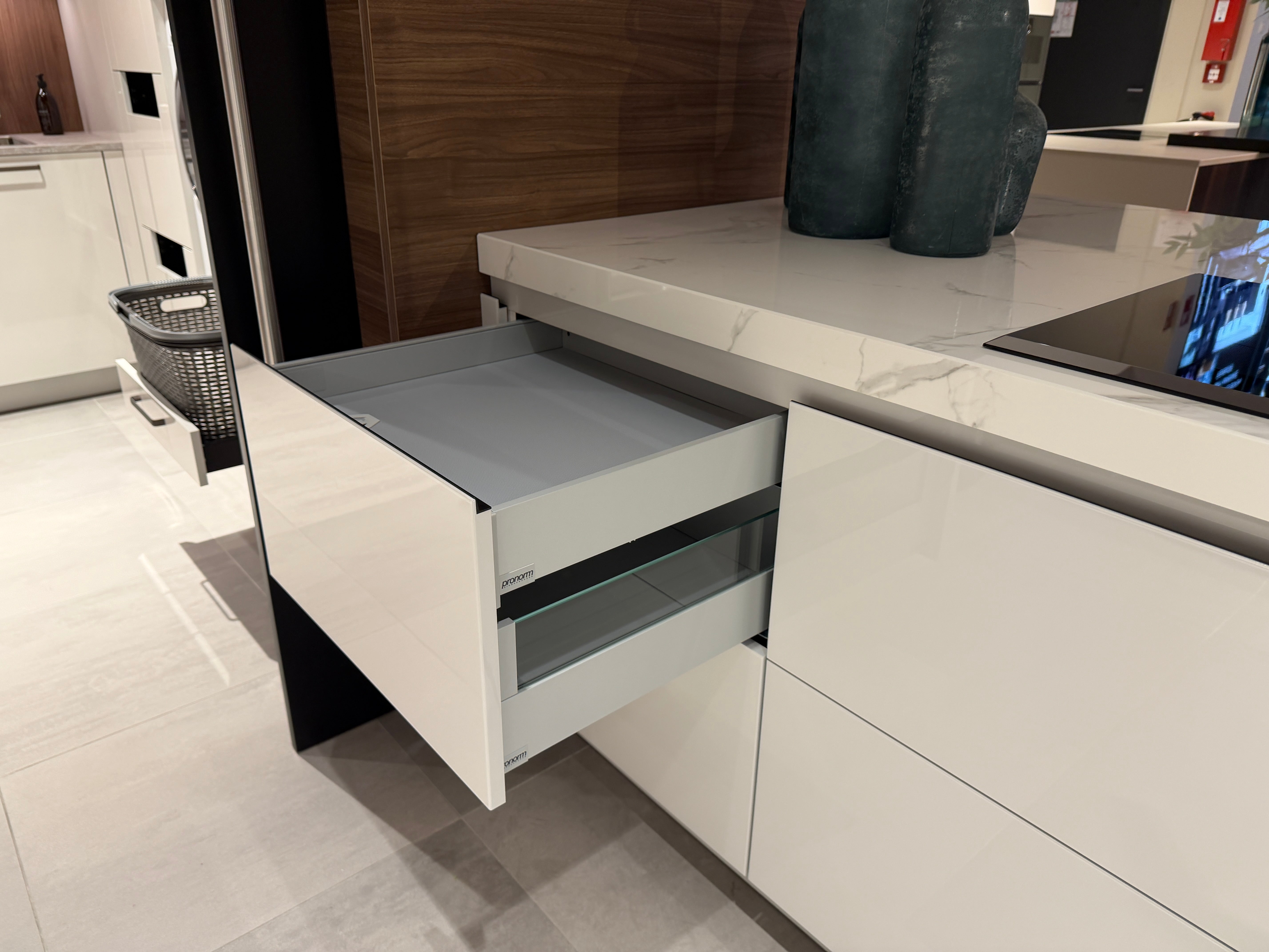 04729 - Luxe Pronorm keuken met glazen fronten