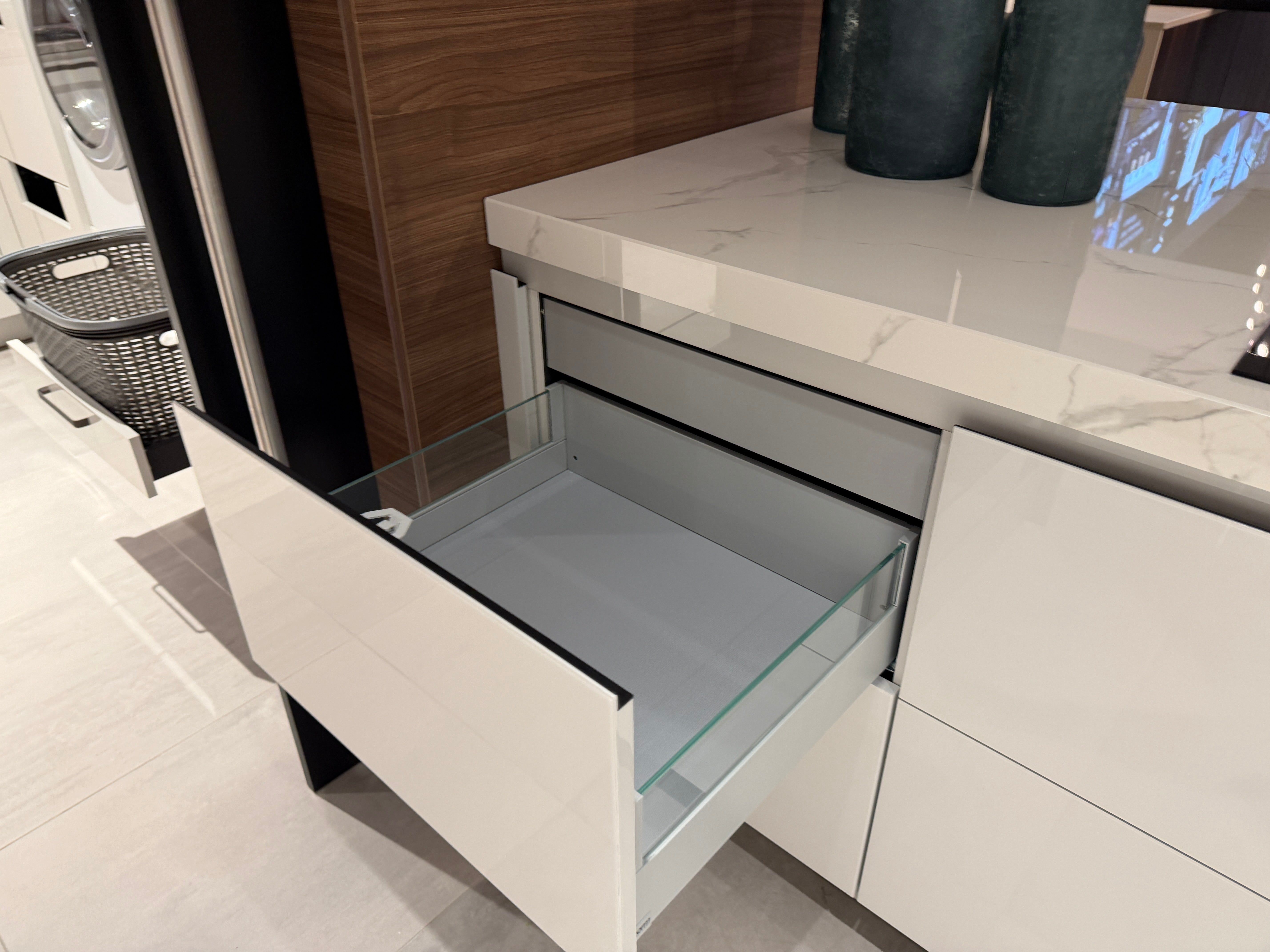 04729 - Luxe Pronorm keuken met glazen fronten