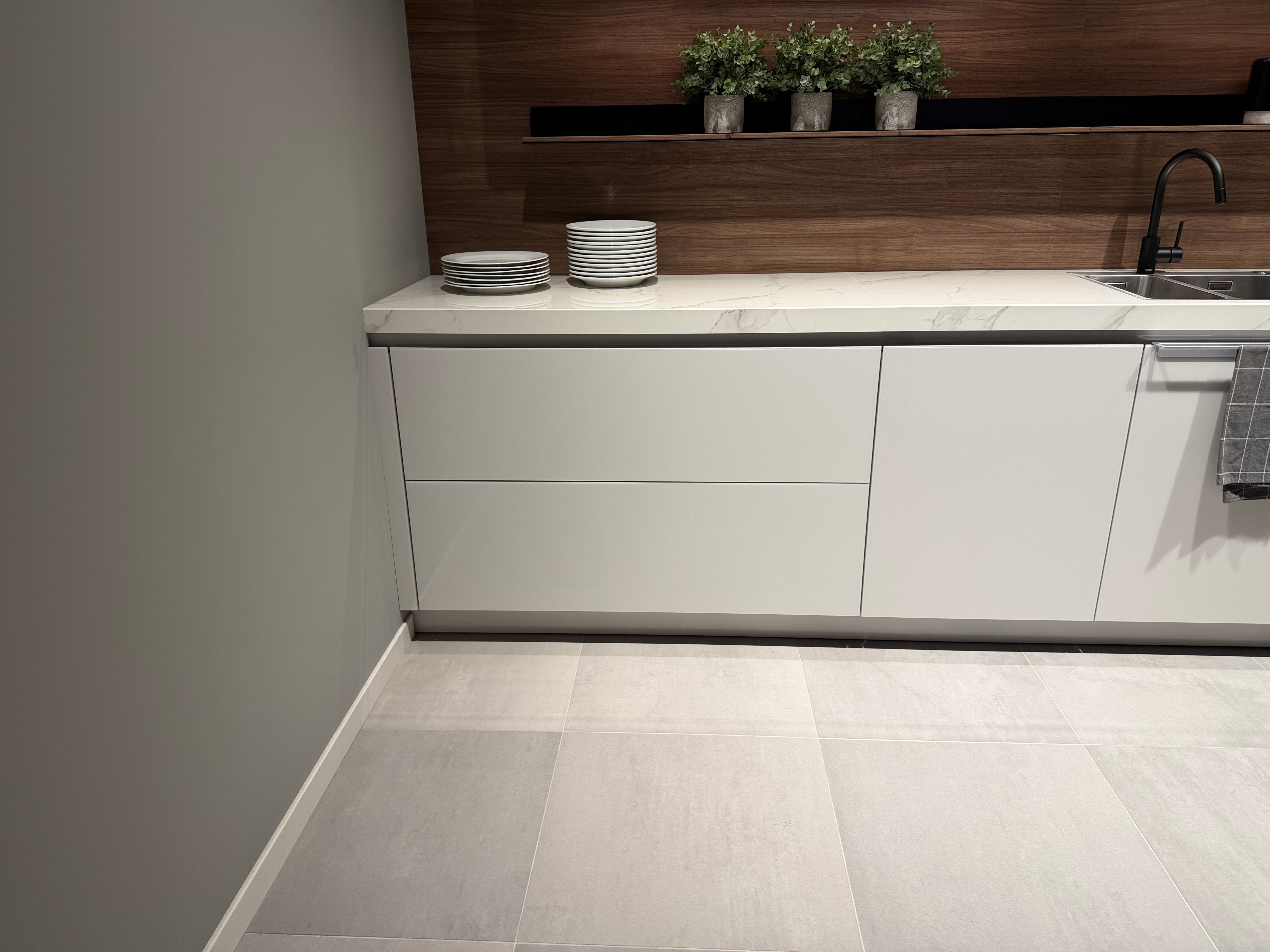 04729 - Luxe Pronorm keuken met glazen fronten