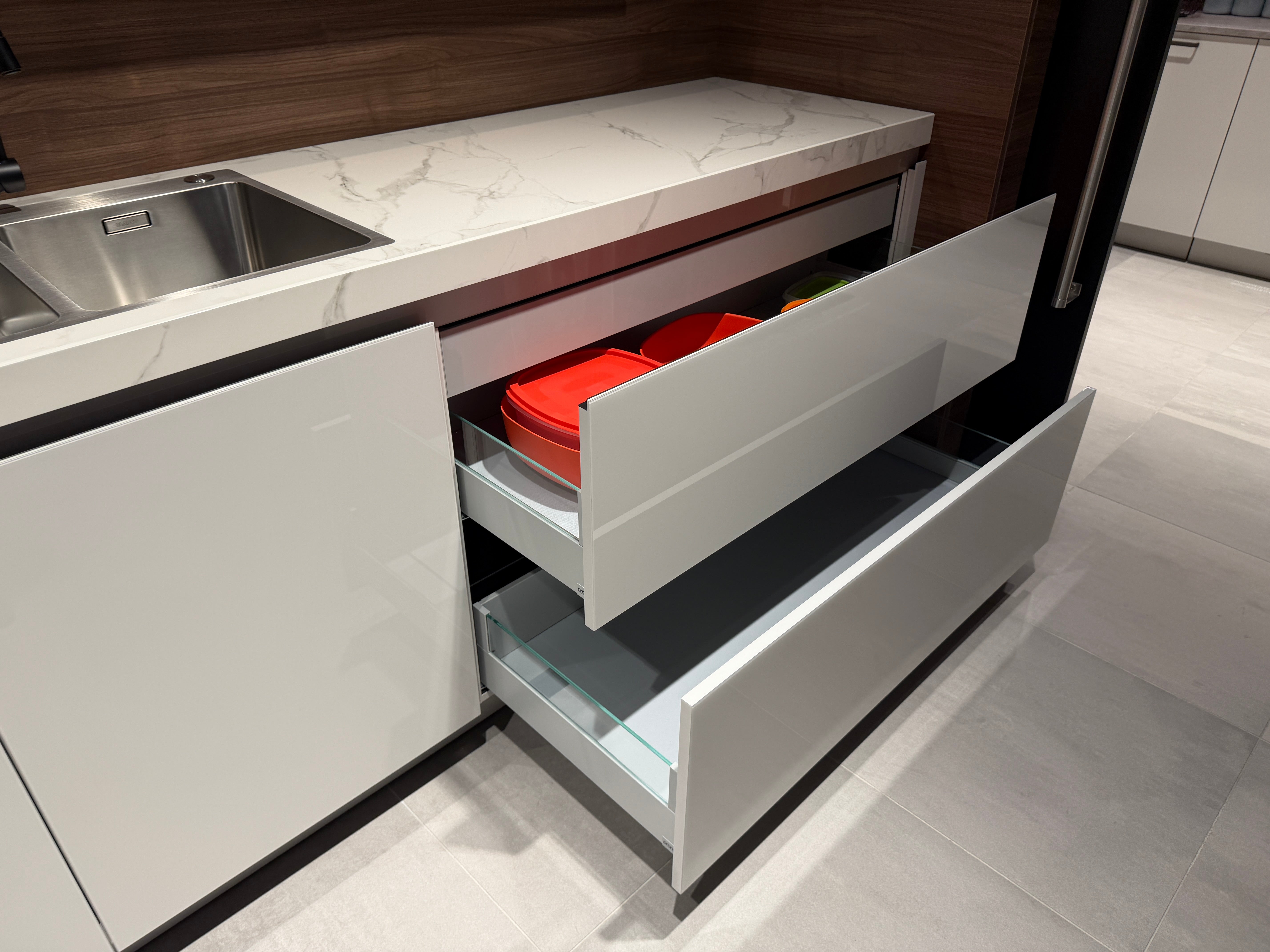 04729 - Luxe Pronorm keuken met glazen fronten