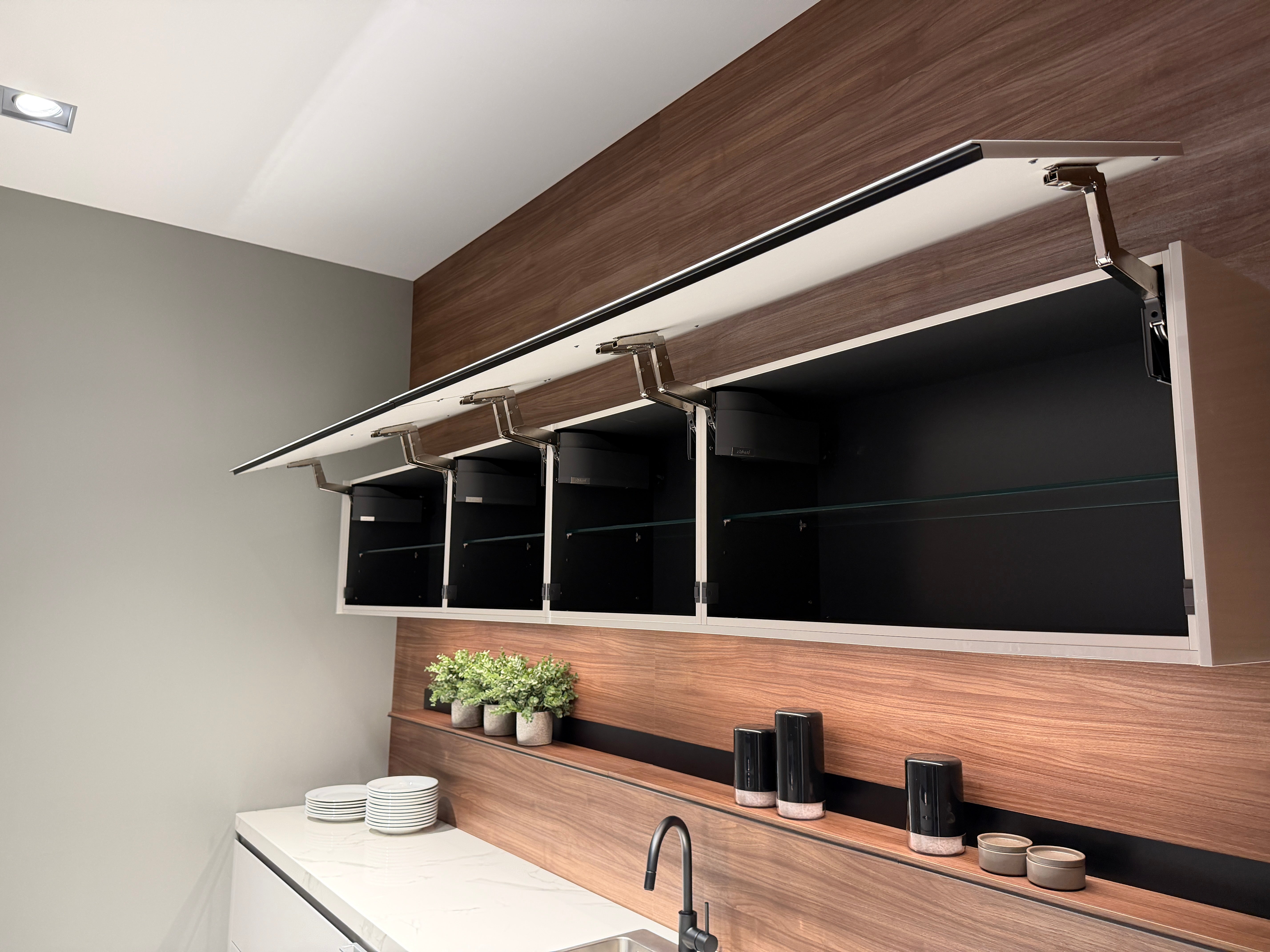 04729 - Luxe Pronorm keuken met glazen fronten