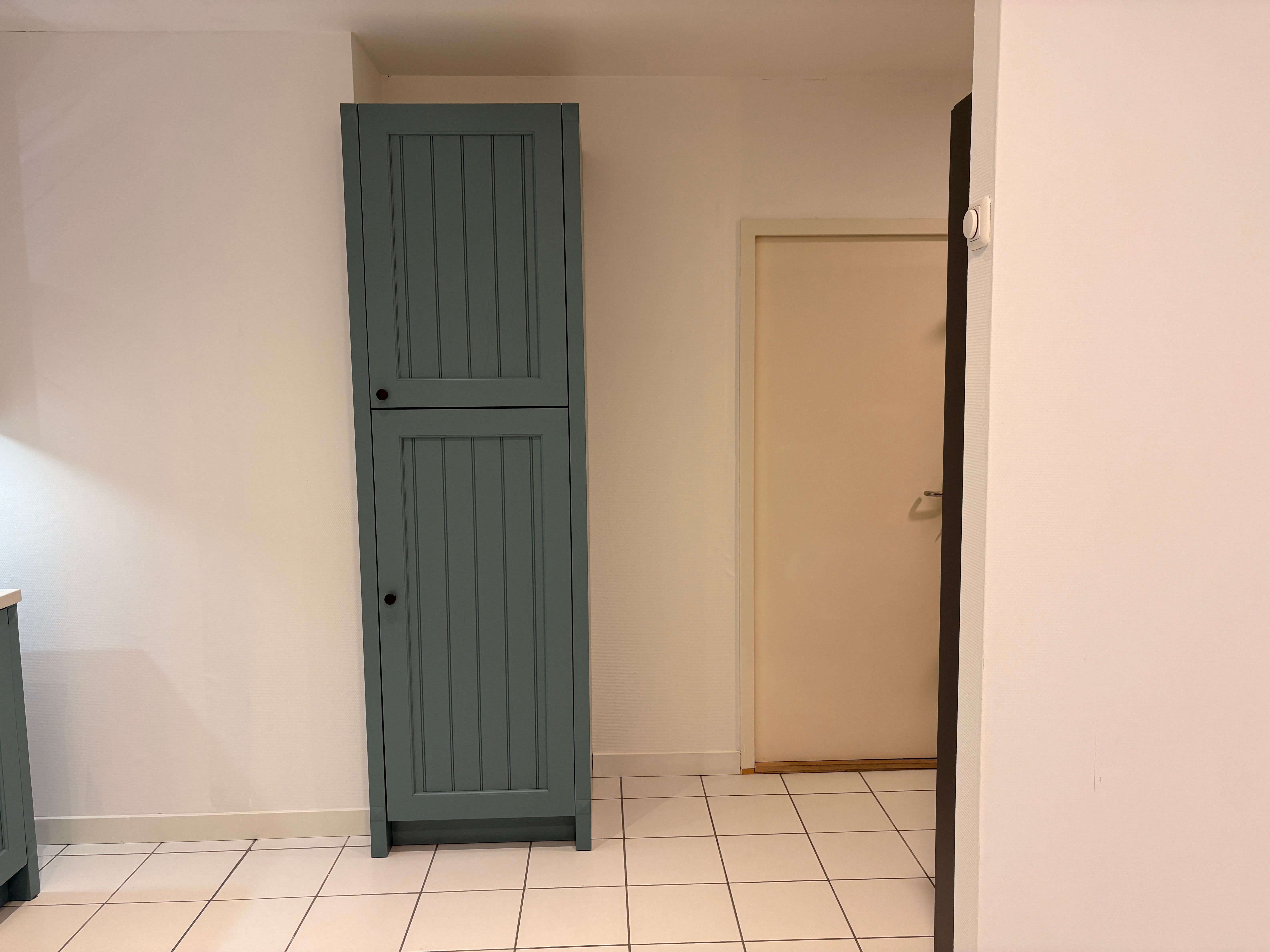 04339 - Landelijke rechte keuken met losse kastenwand