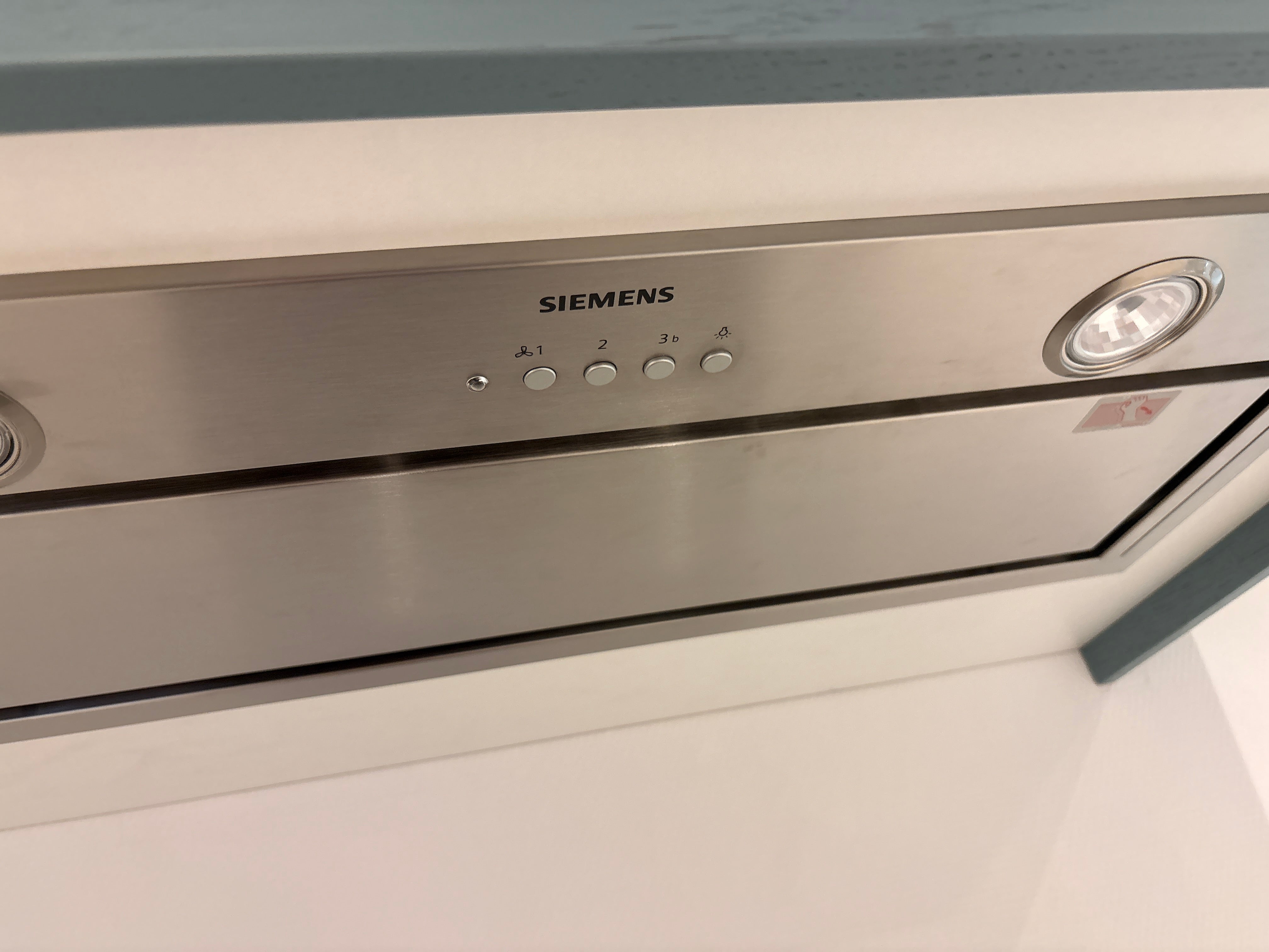 04339 - Landelijke rechte keuken met losse kastenwand