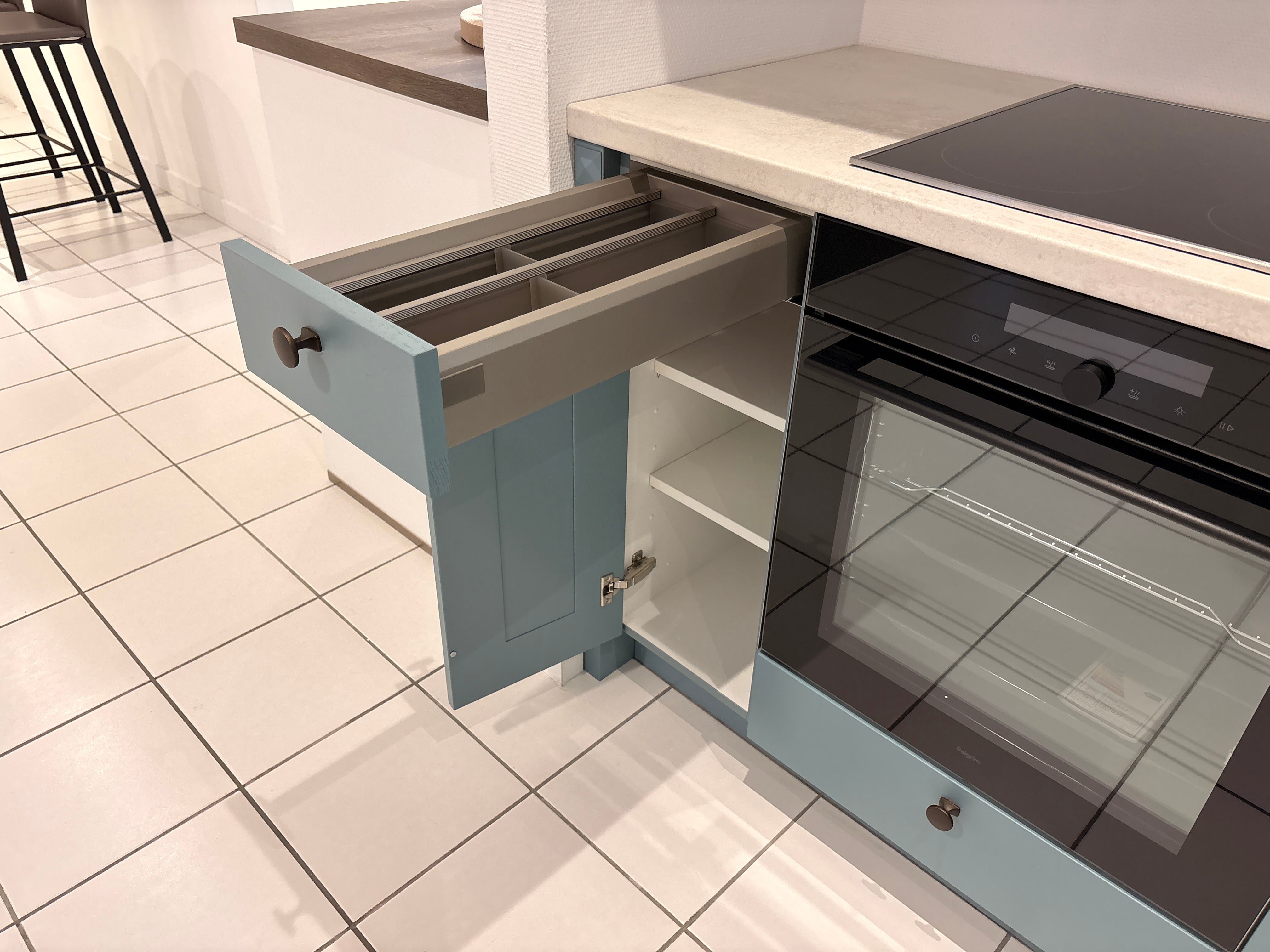 04339 - Landelijke rechte keuken met losse kastenwand