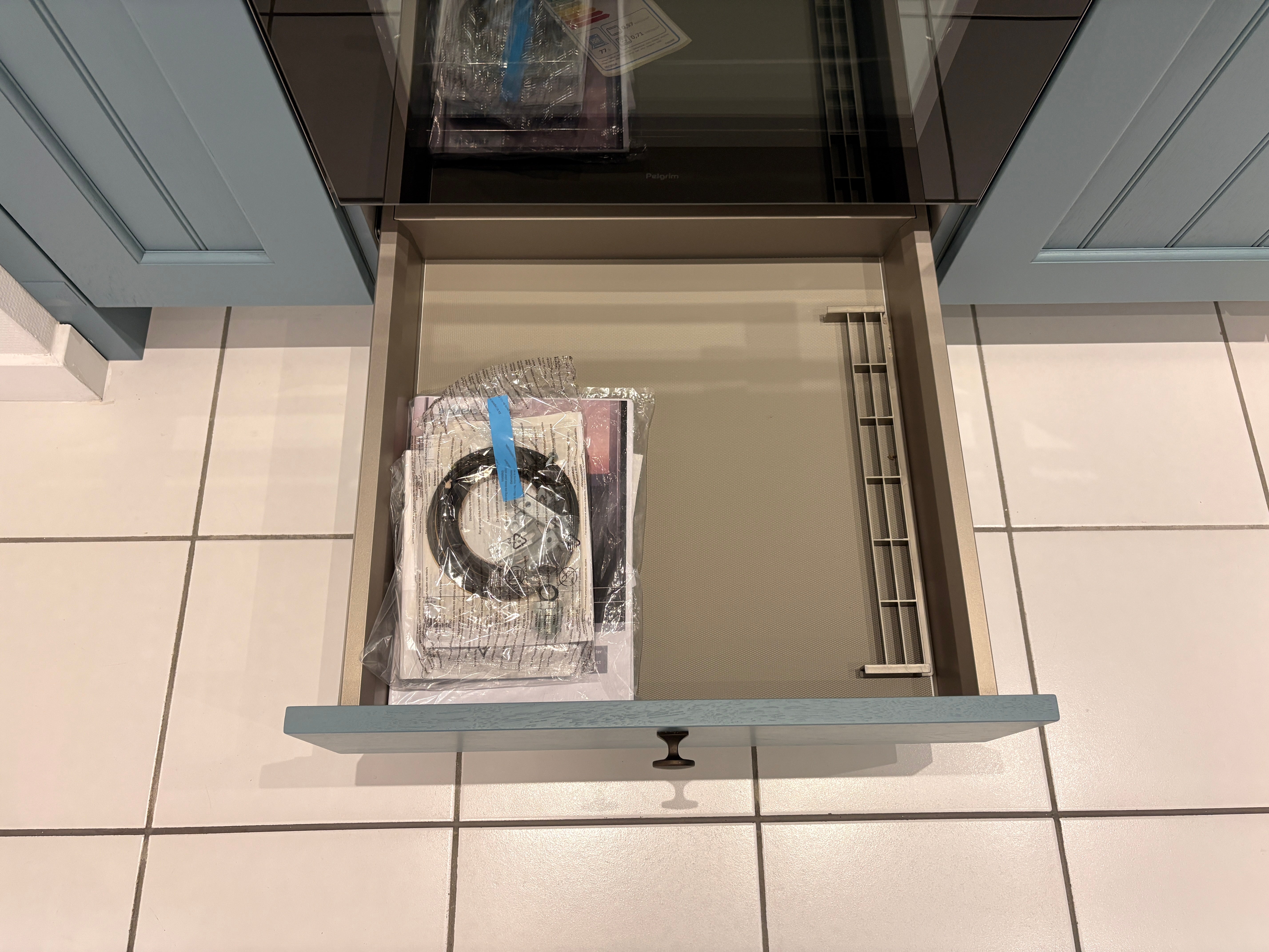04339 - Landelijke rechte keuken met losse kastenwand