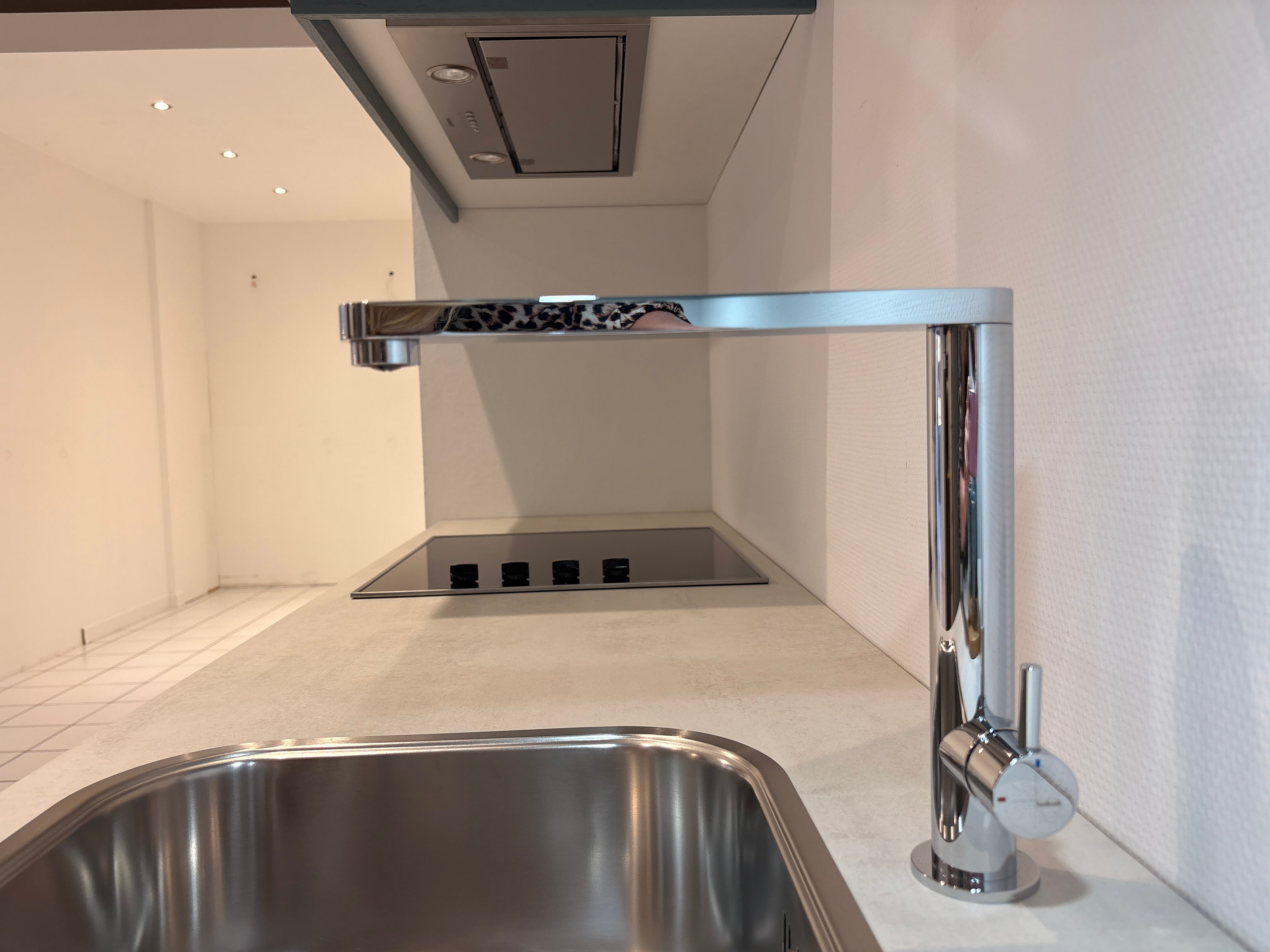 04339 - Landelijke rechte keuken met losse kastenwand