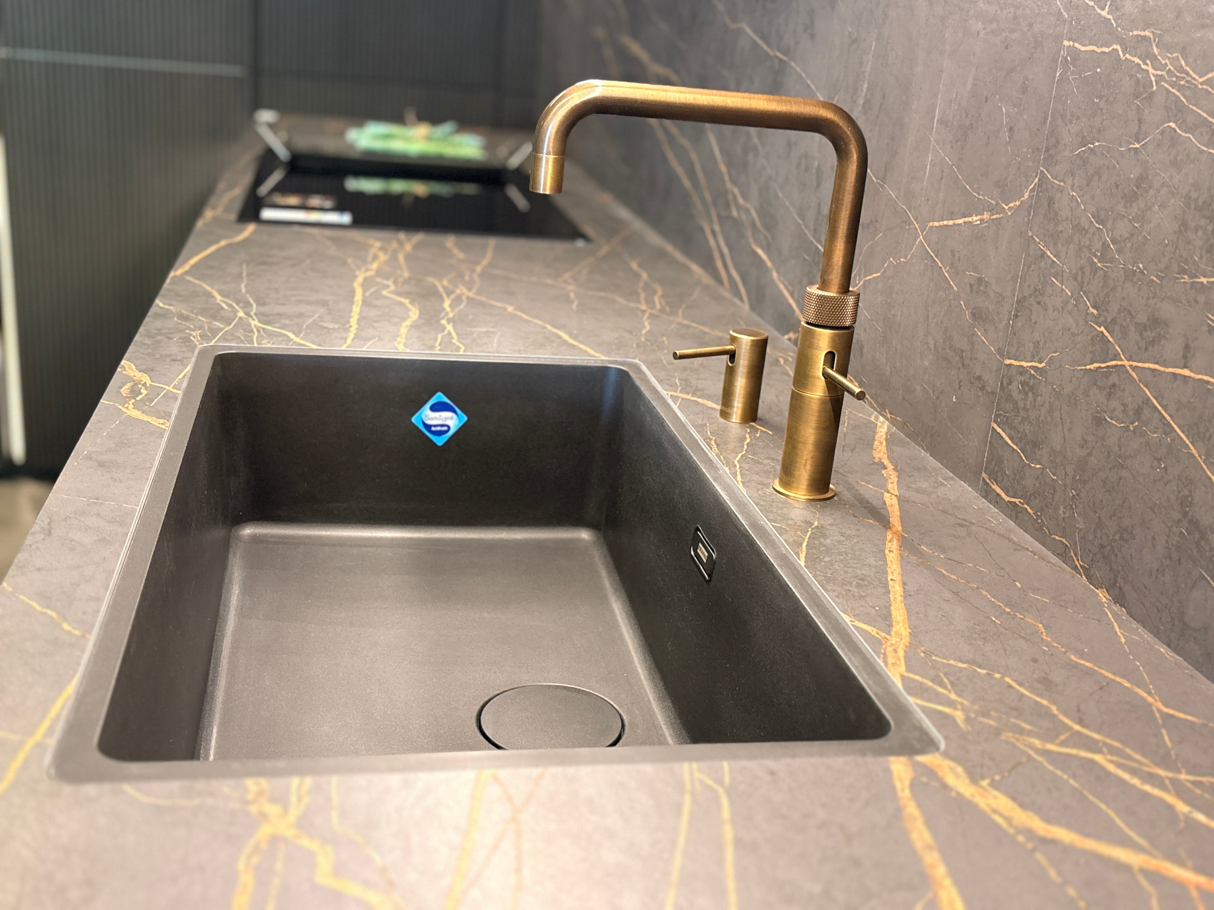 04549 - Nolte Lodge eiken zwart met softlack magma keuken