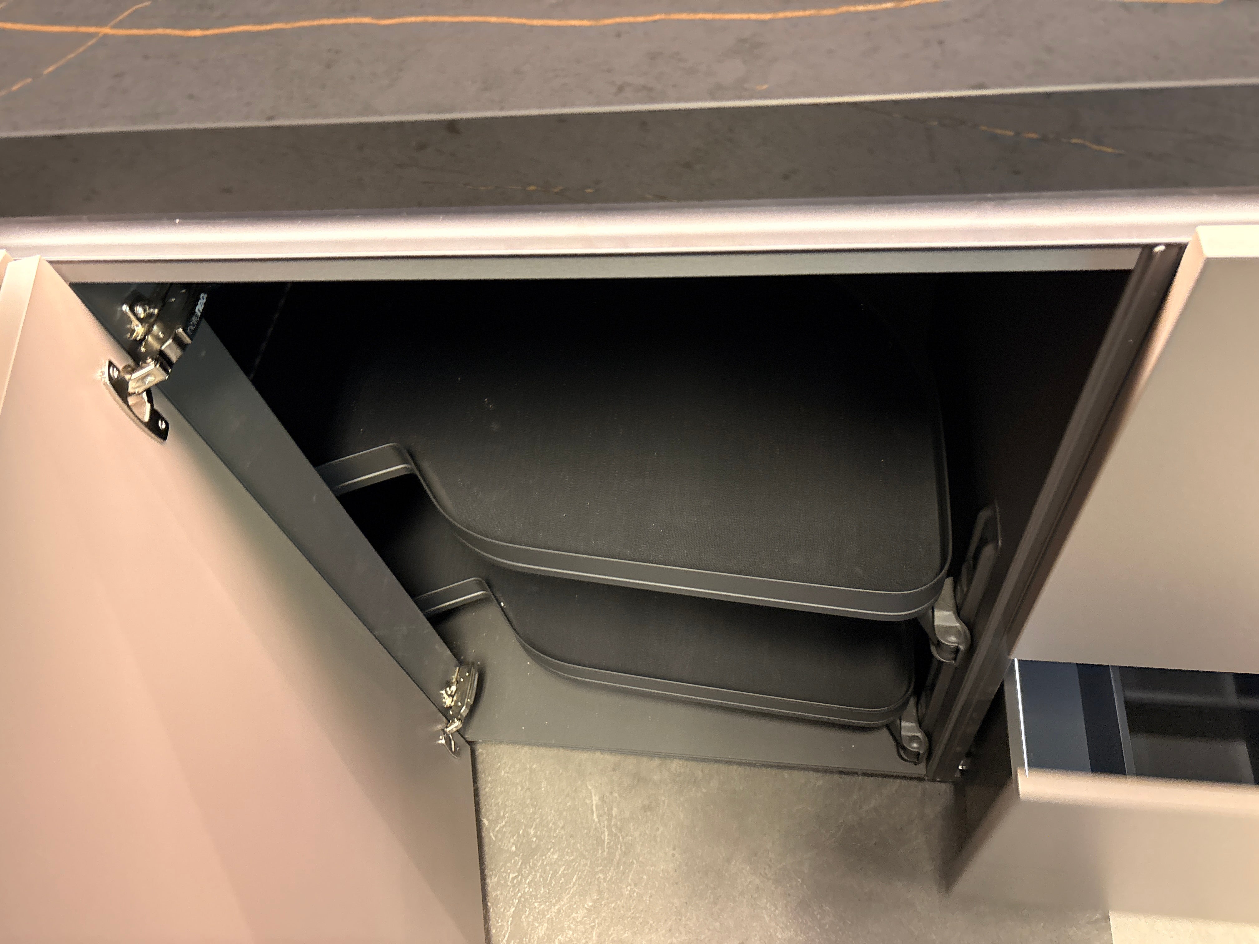 04549 - Nolte Lodge eiken zwart met softlack magma keuken