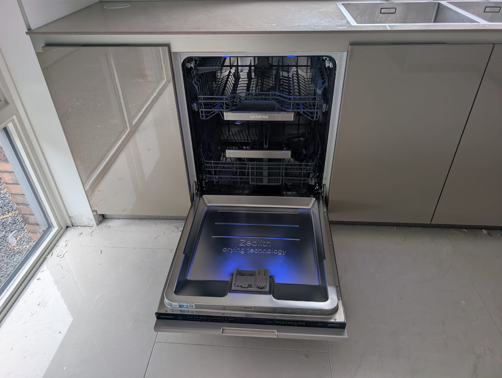 04629 - Hoogglans Siematic keuken met kastenwand
