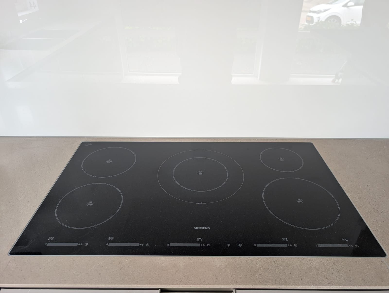04629 - Hoogglans Siematic keuken met kastenwand