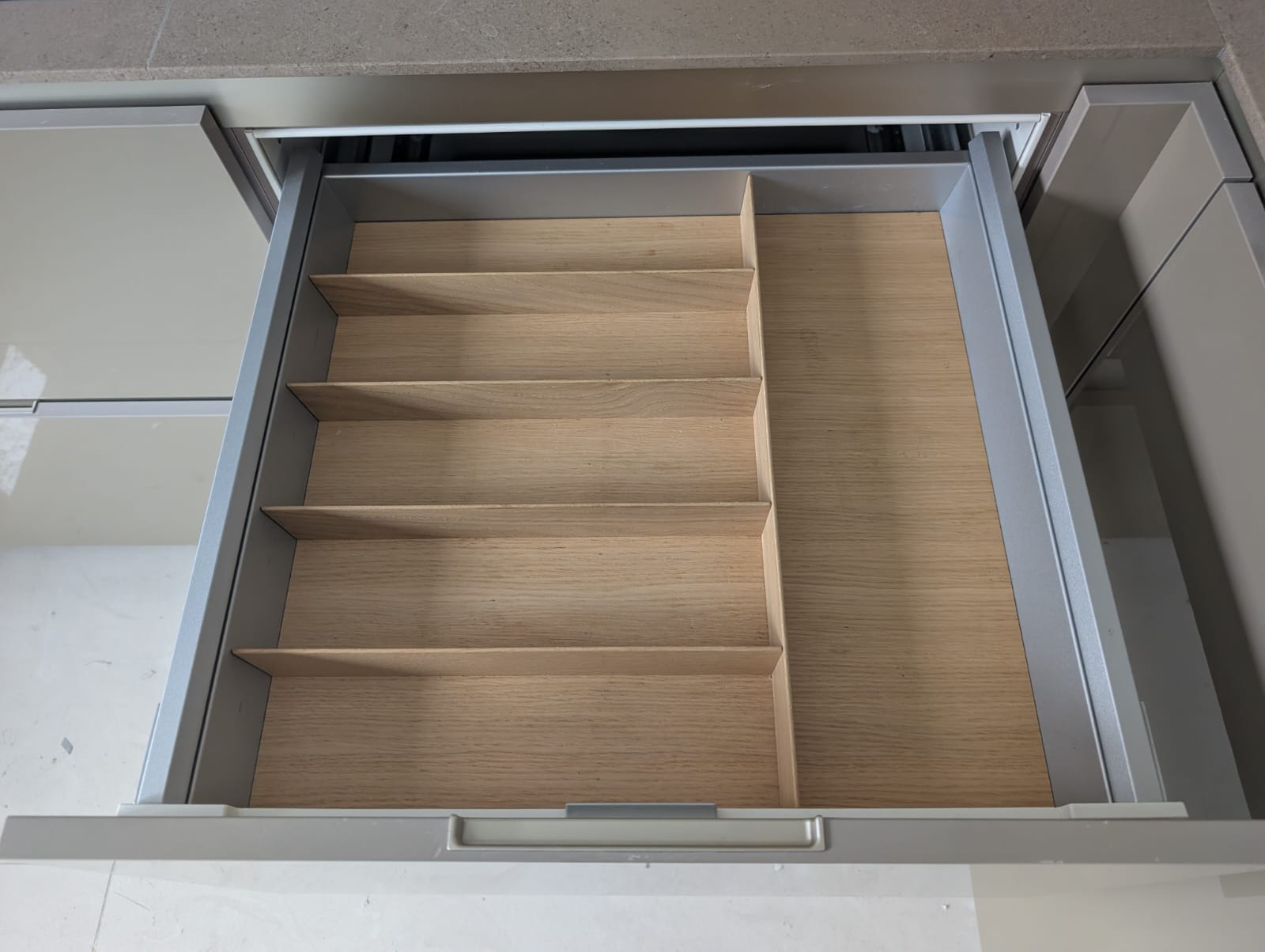 04629 - Hoogglans Siematic keuken met kastenwand