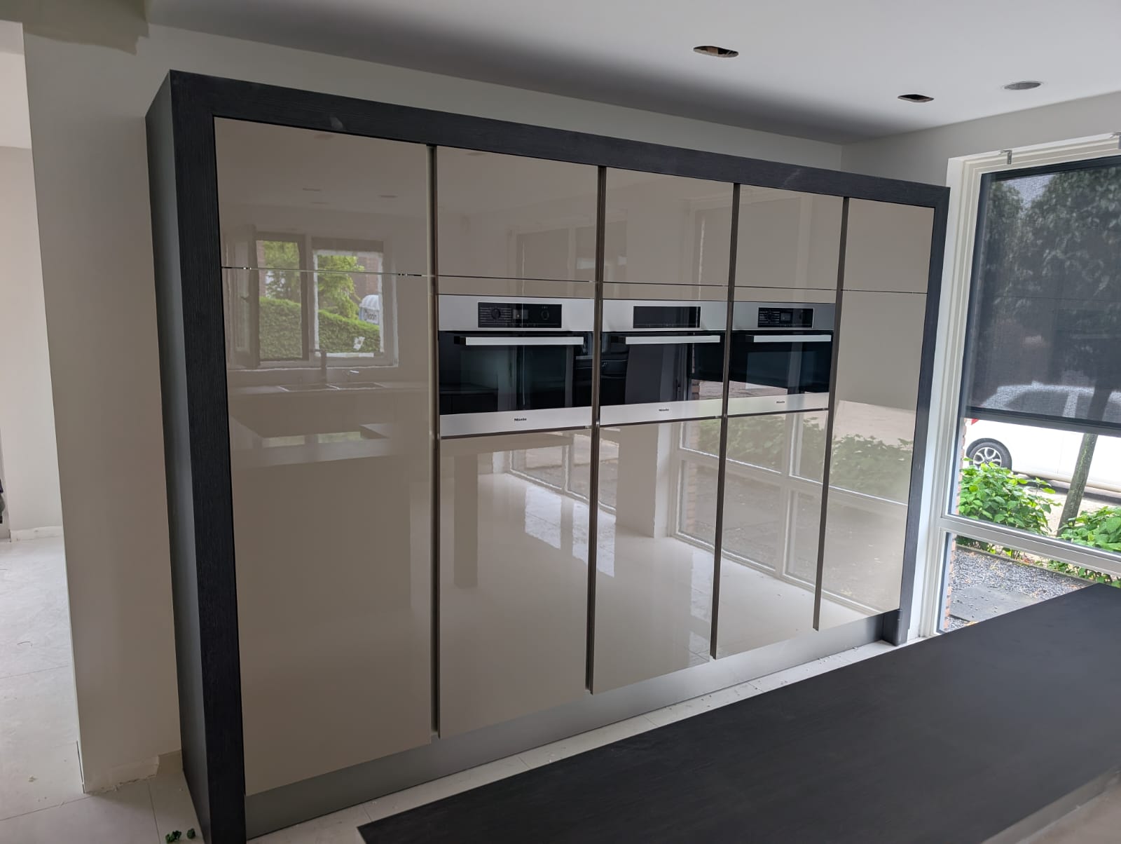 04629 - Hoogglans Siematic keuken met kastenwand