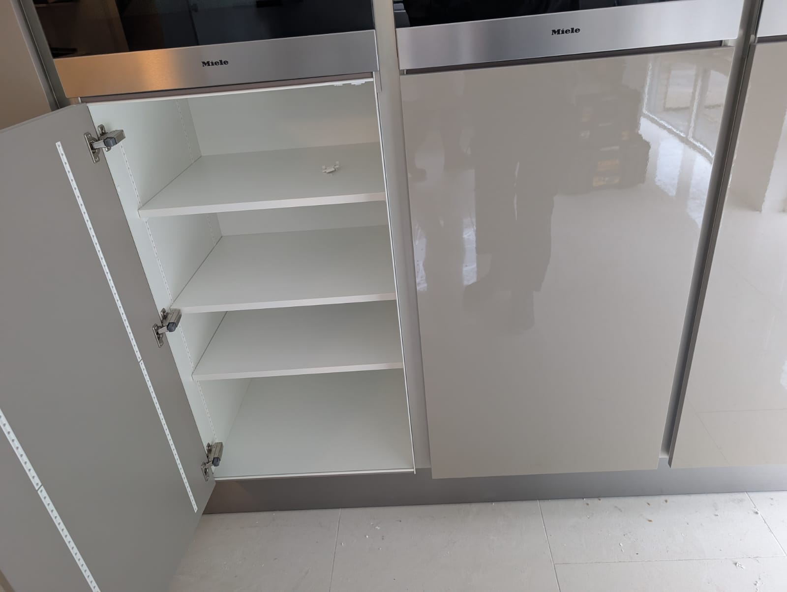 04629 - Hoogglans Siematic keuken met kastenwand