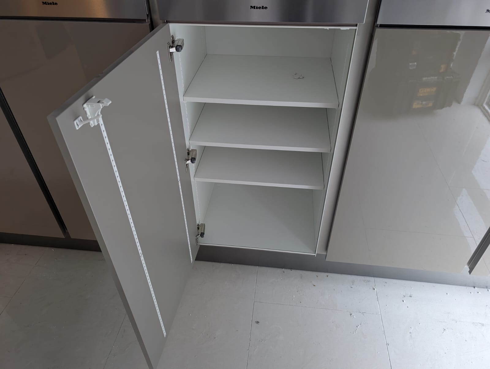 04629 - Hoogglans Siematic keuken met kastenwand