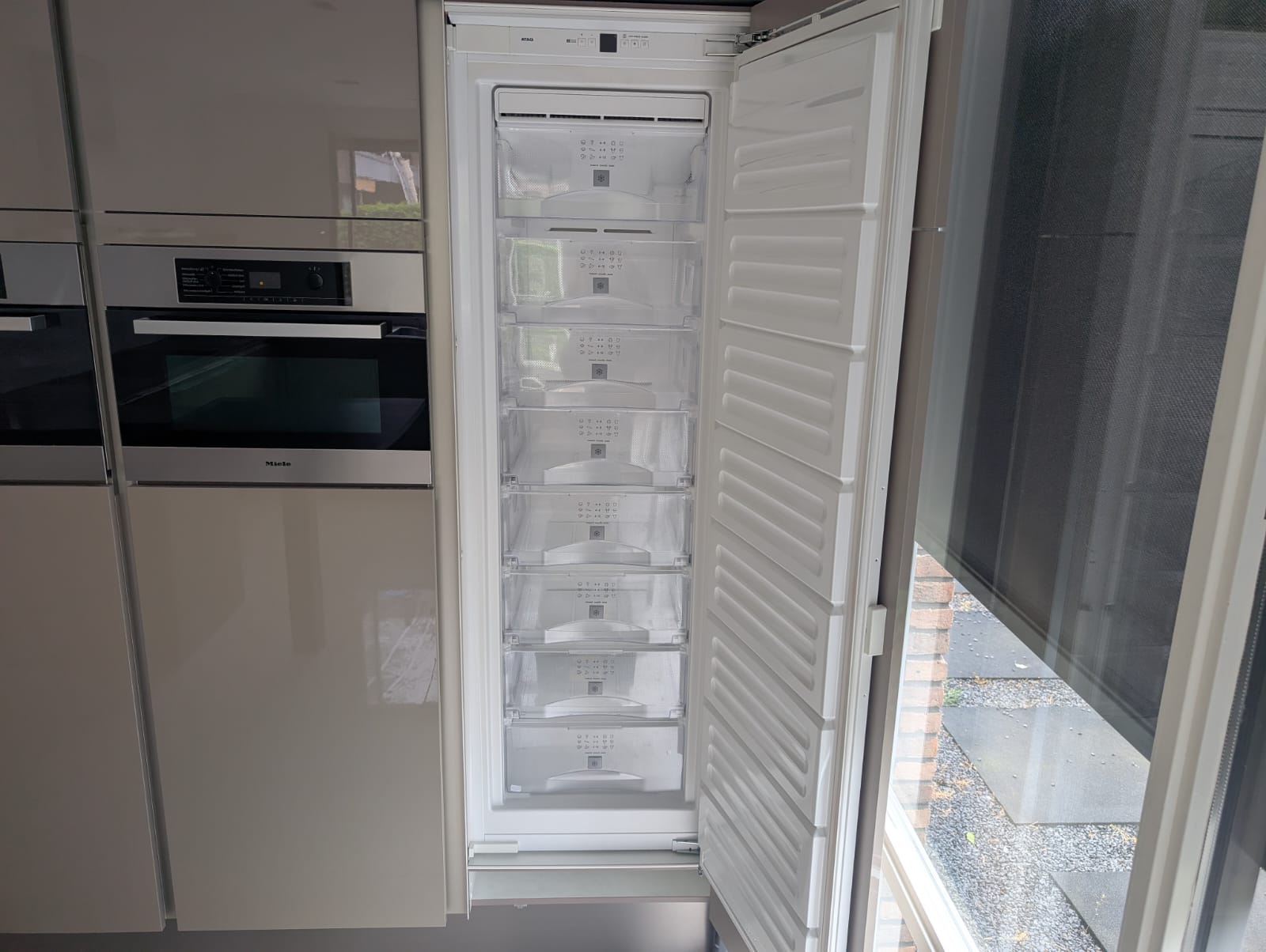 04629 - Hoogglans Siematic keuken met kastenwand