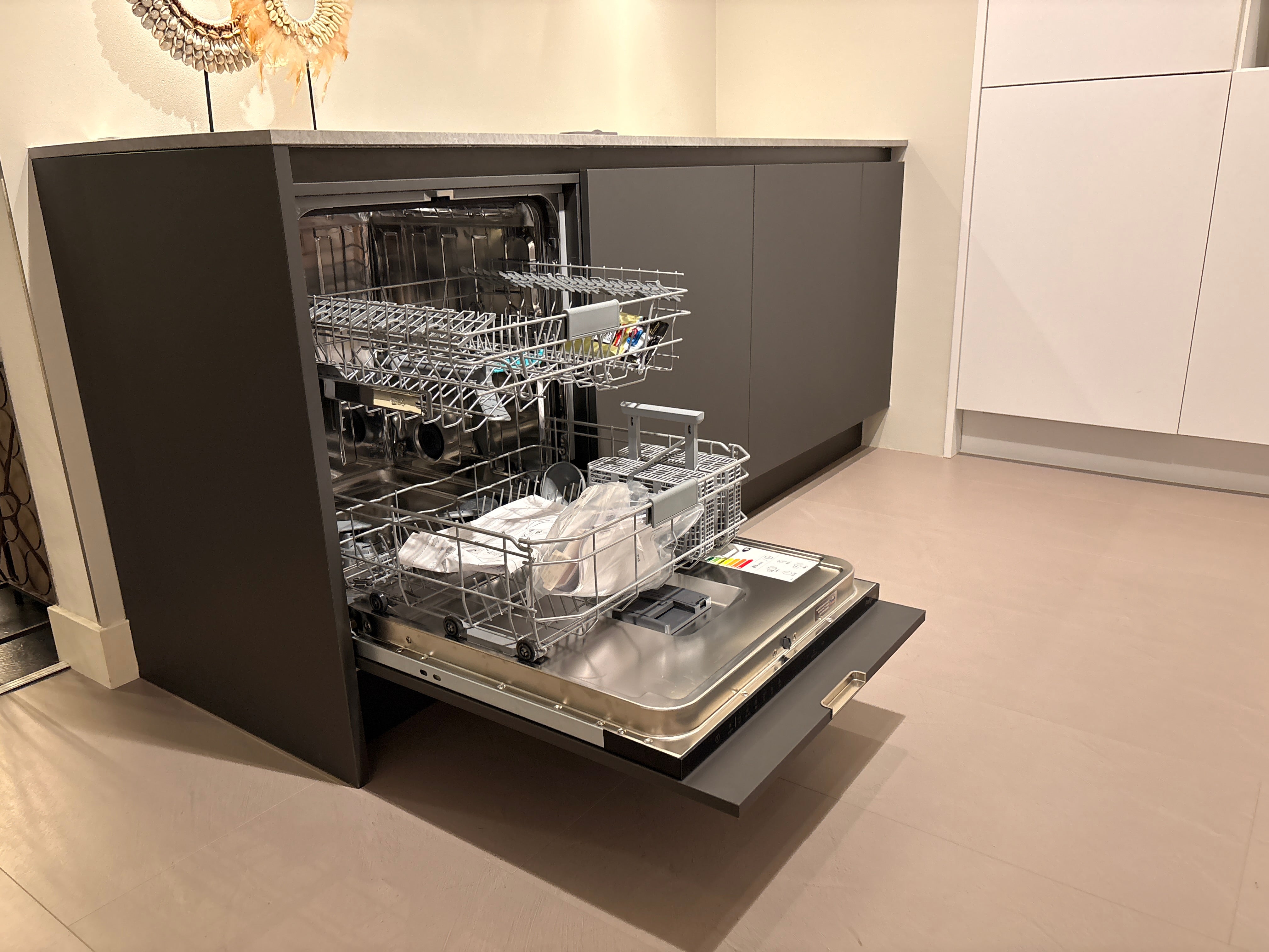 03973 - Moderne keuken met kastenwand