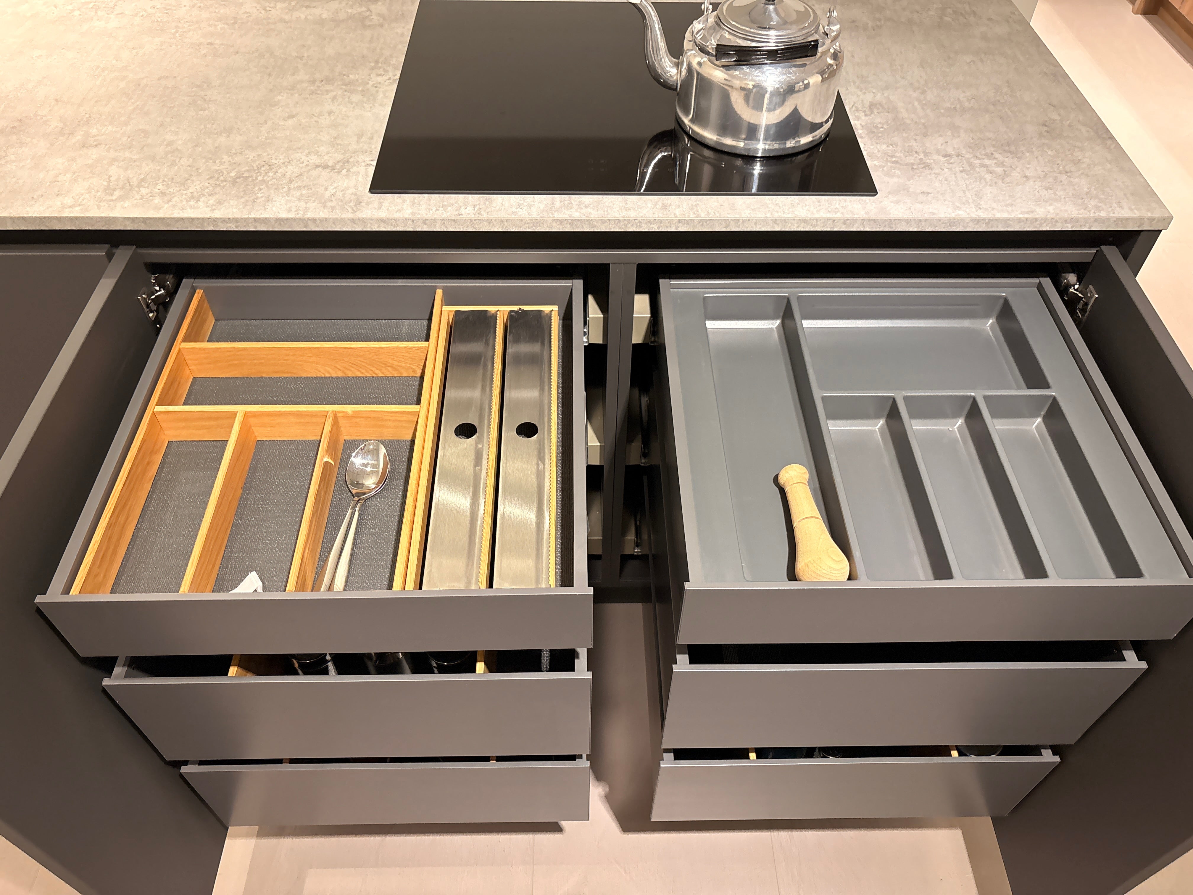 03973 - Moderne keuken met kastenwand