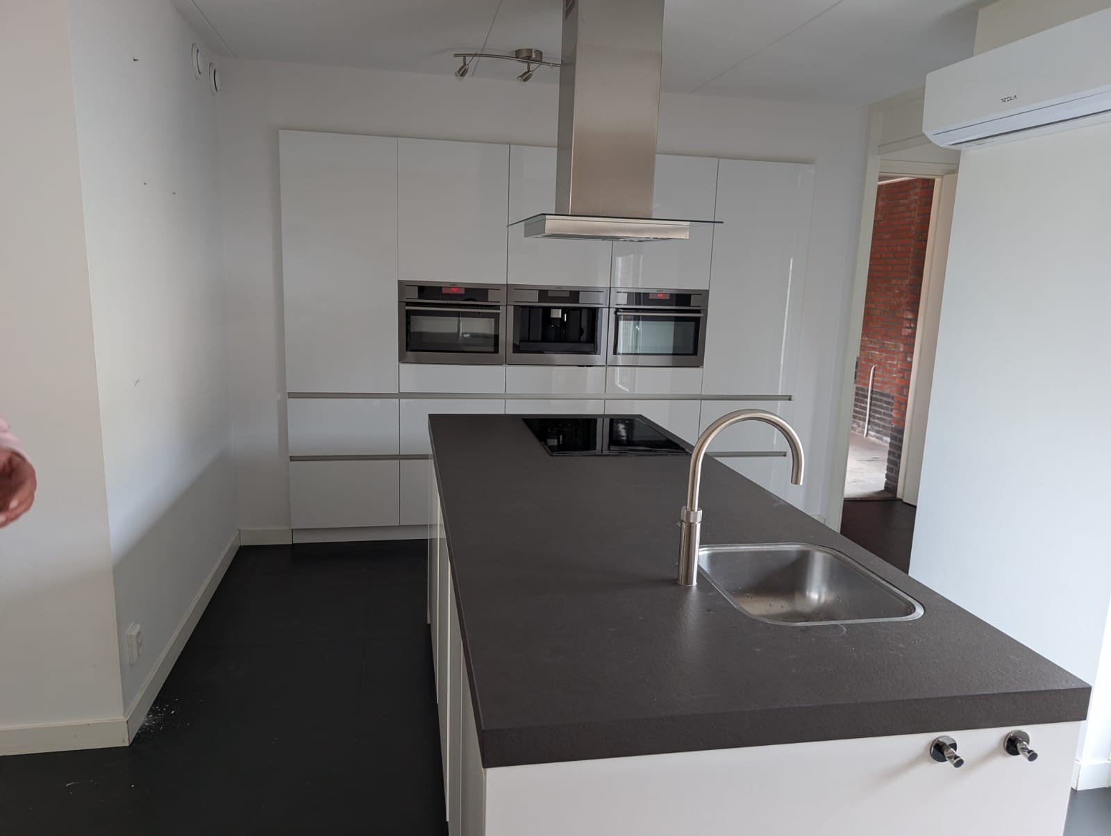 03613 - Witte eilandkeuken met ingebouwde kastenwand