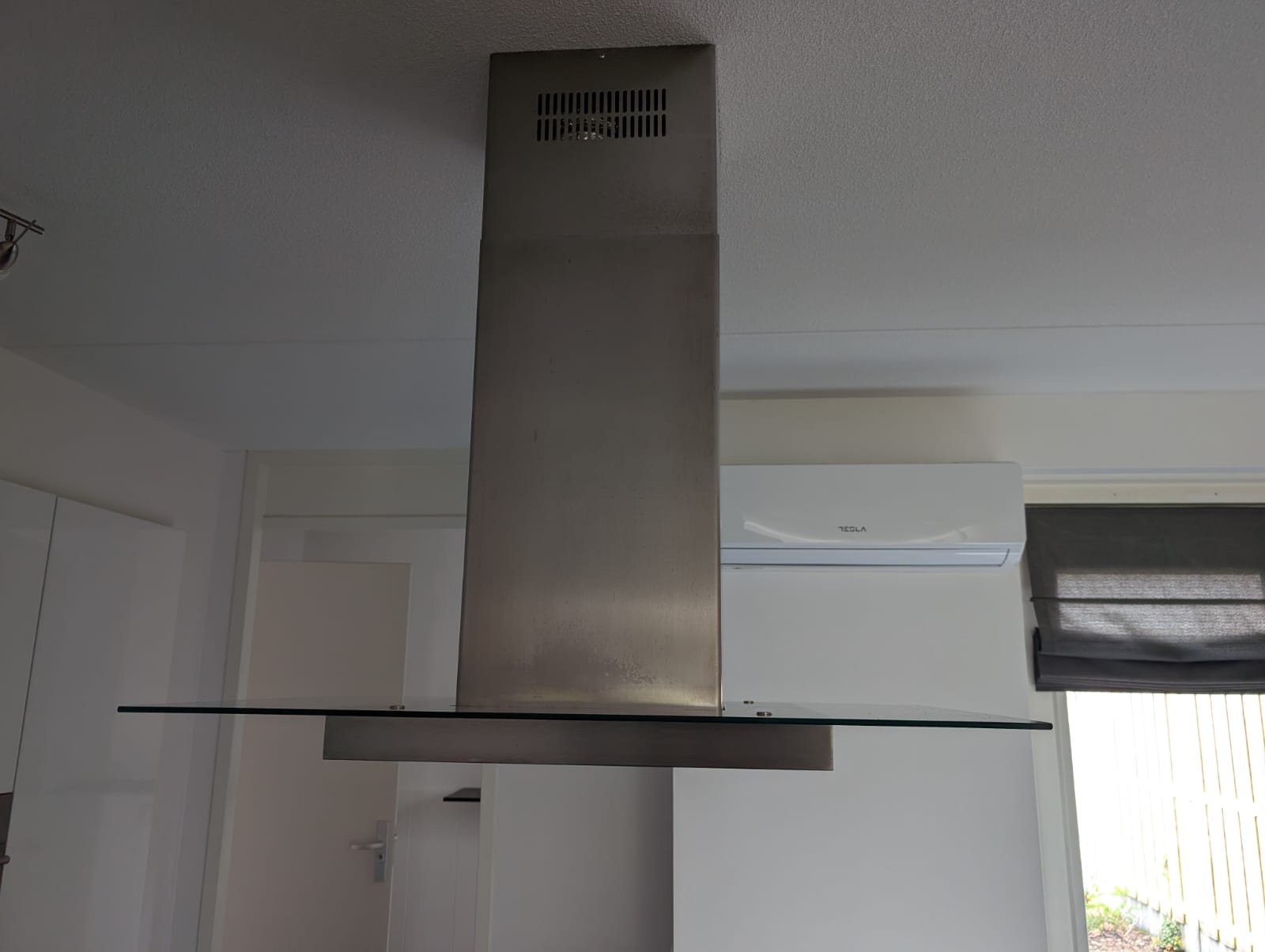 03613 - Witte eilandkeuken met ingebouwde kastenwand