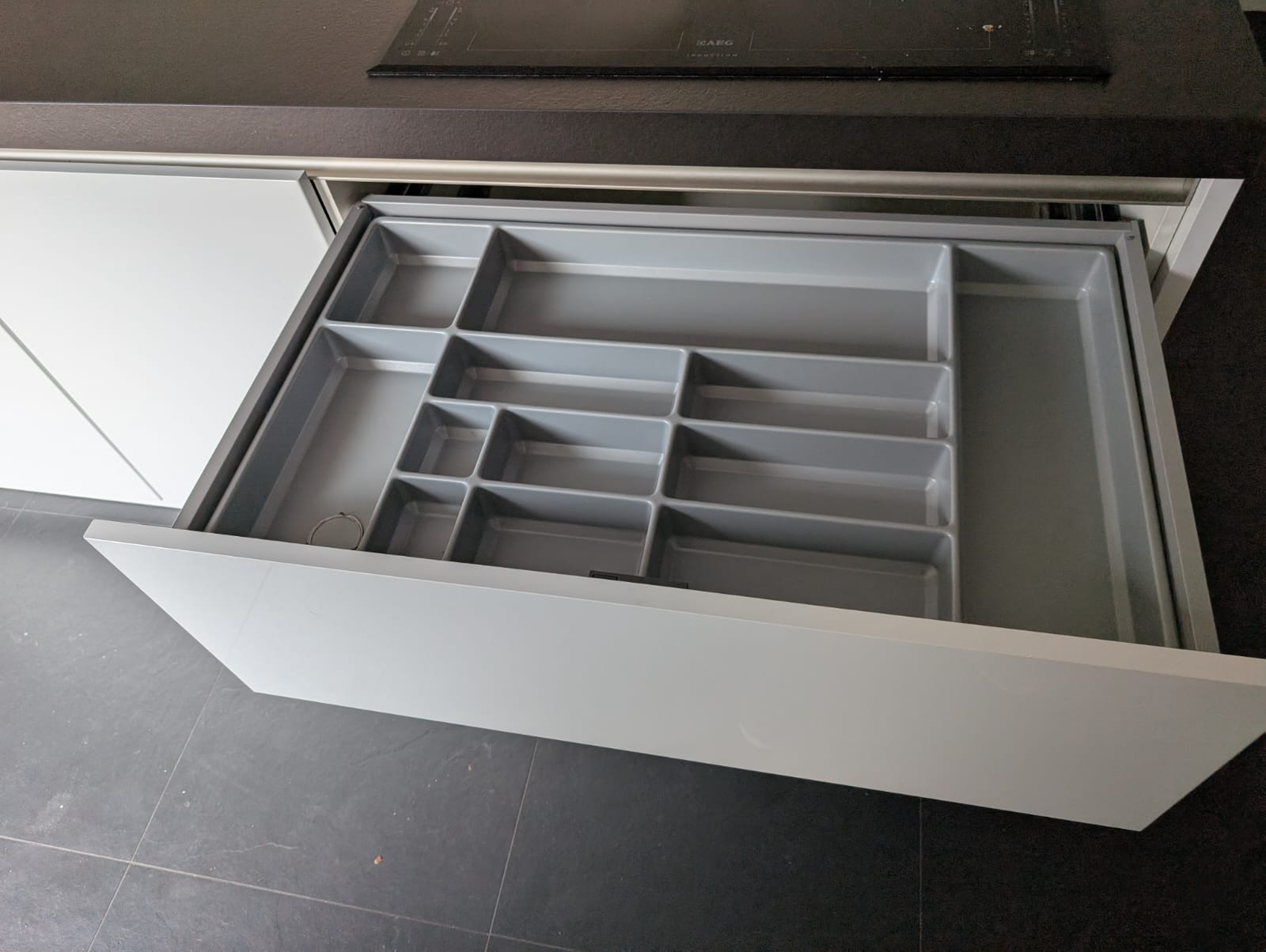 03613 - Witte eilandkeuken met ingebouwde kastenwand