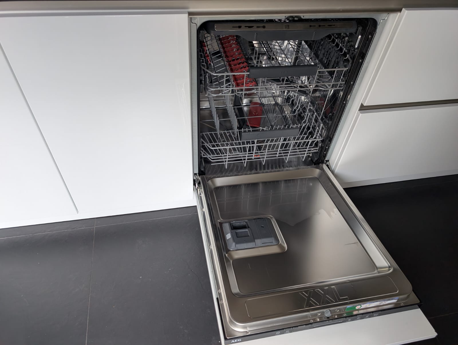 03613 - Witte eilandkeuken met ingebouwde kastenwand
