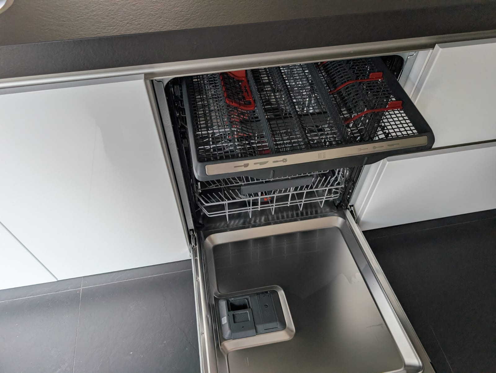 03613 - Witte eilandkeuken met ingebouwde kastenwand