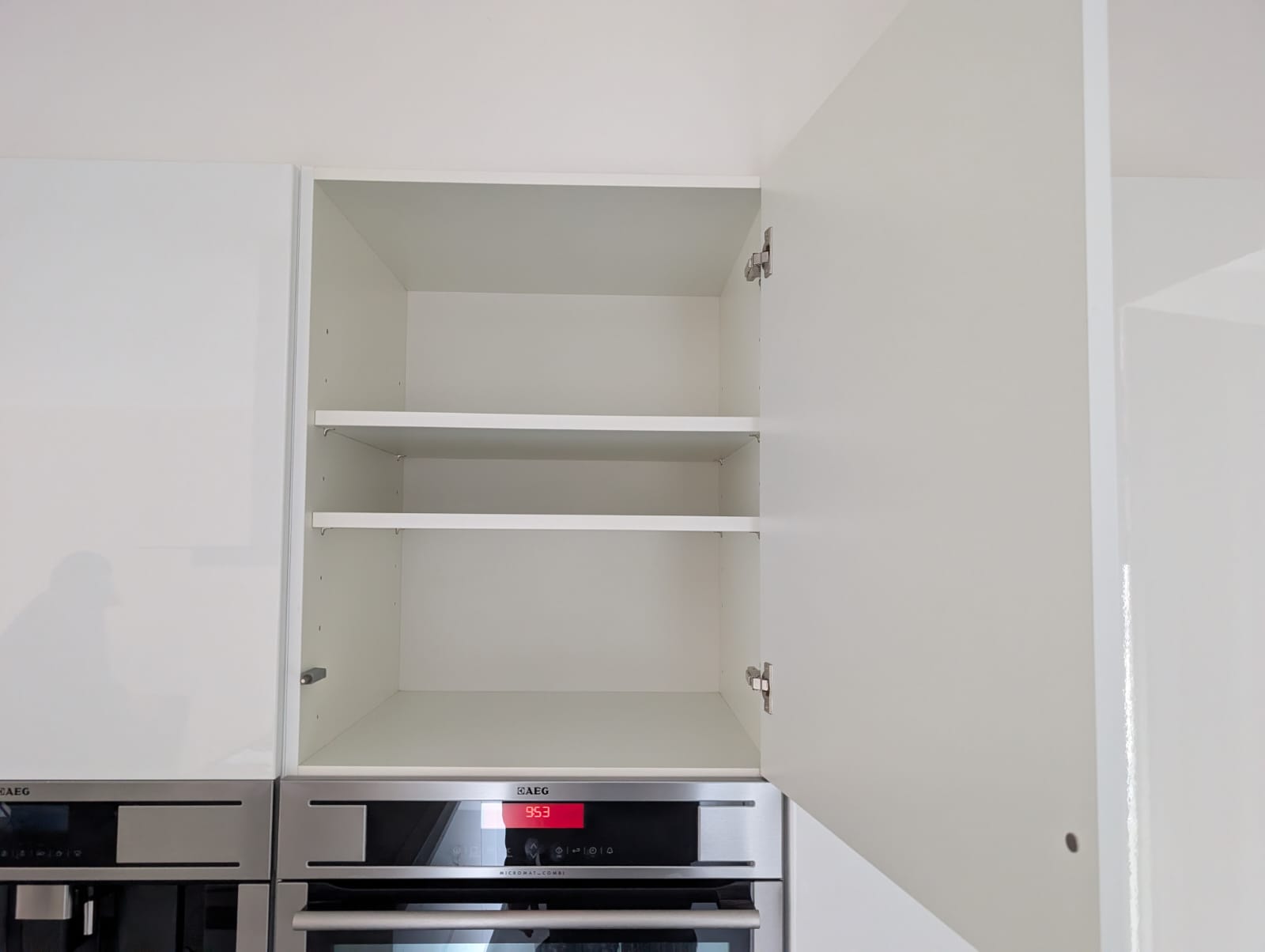 03613 - Witte eilandkeuken met ingebouwde kastenwand