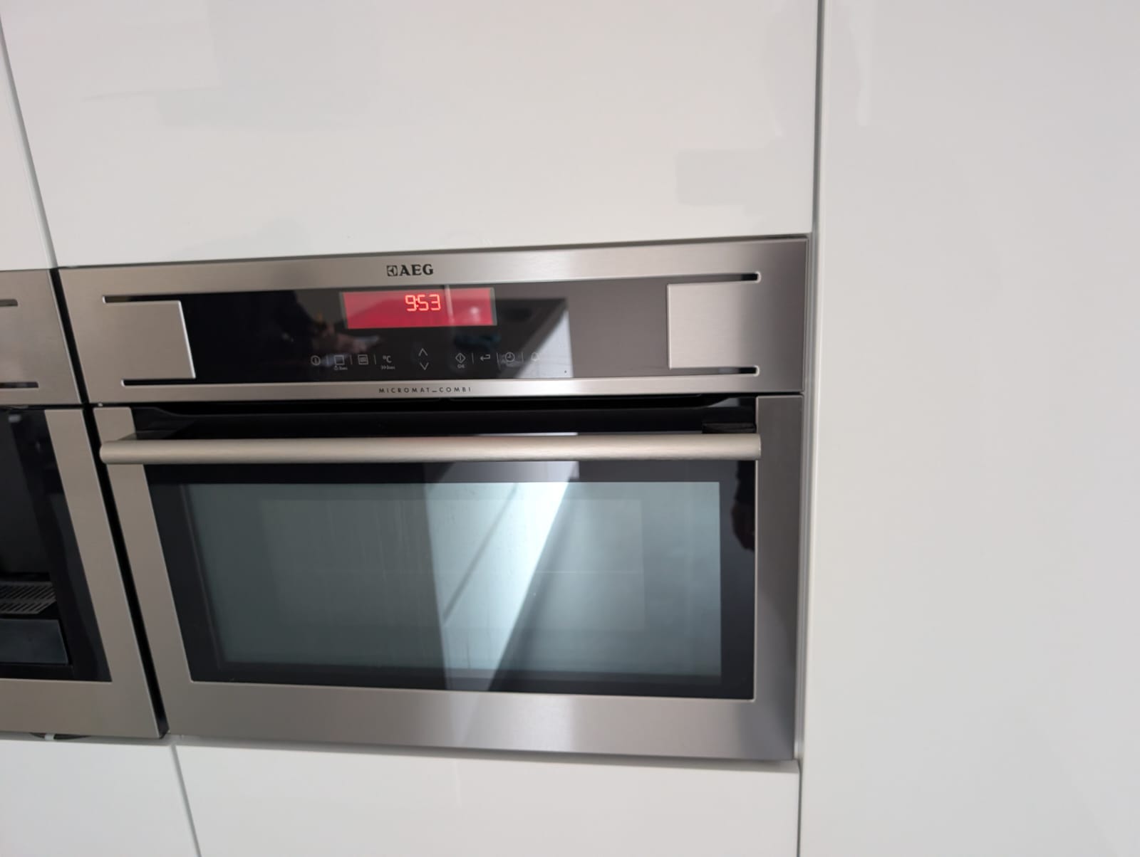 03613 - Witte eilandkeuken met ingebouwde kastenwand