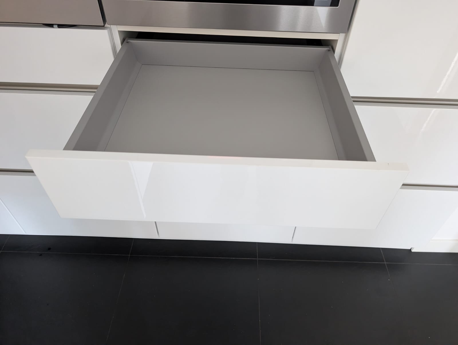 03613 - Witte eilandkeuken met ingebouwde kastenwand