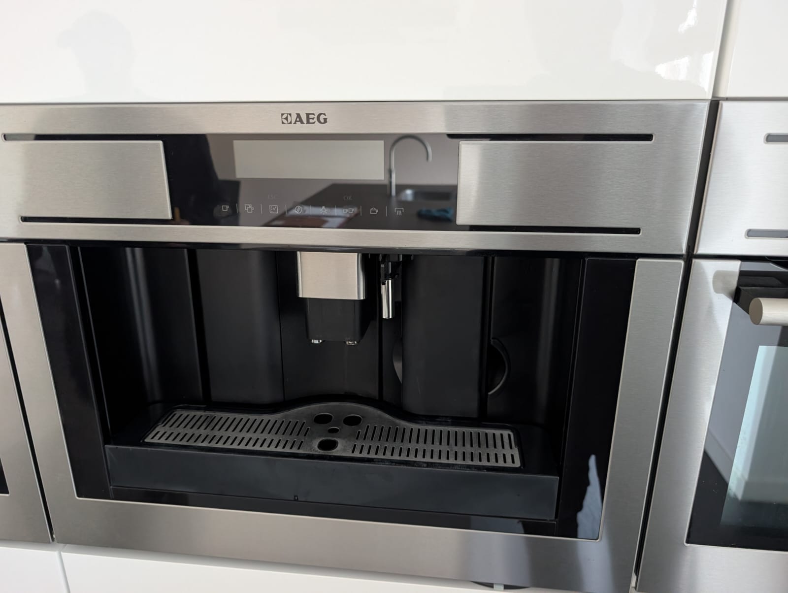 03613 - Witte eilandkeuken met ingebouwde kastenwand