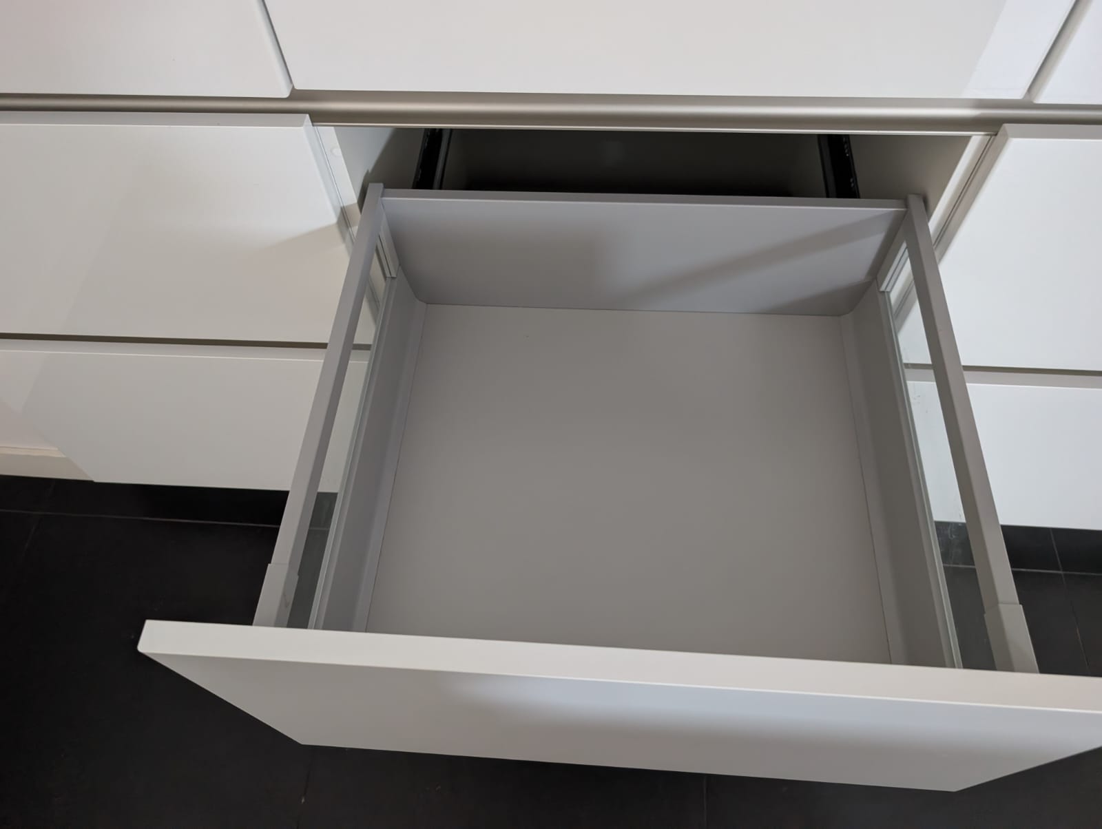 03613 - Witte eilandkeuken met ingebouwde kastenwand