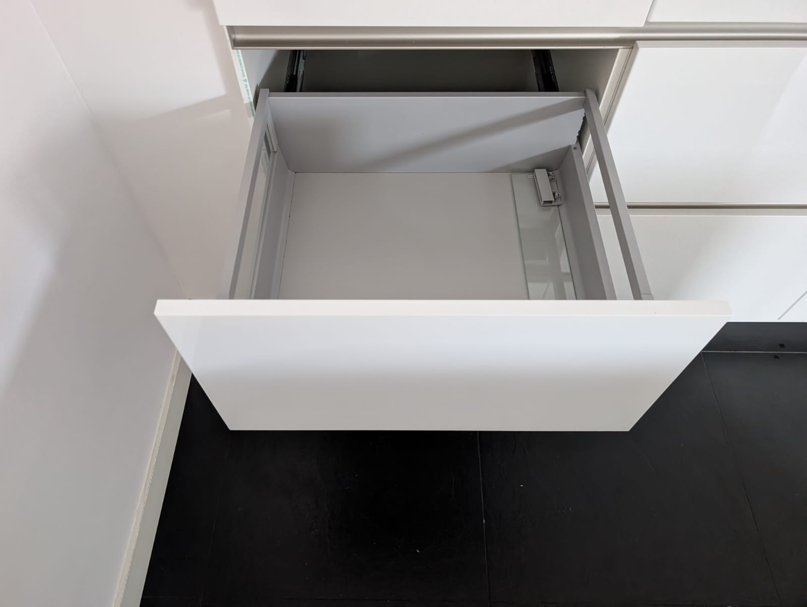 03613 - Witte eilandkeuken met ingebouwde kastenwand