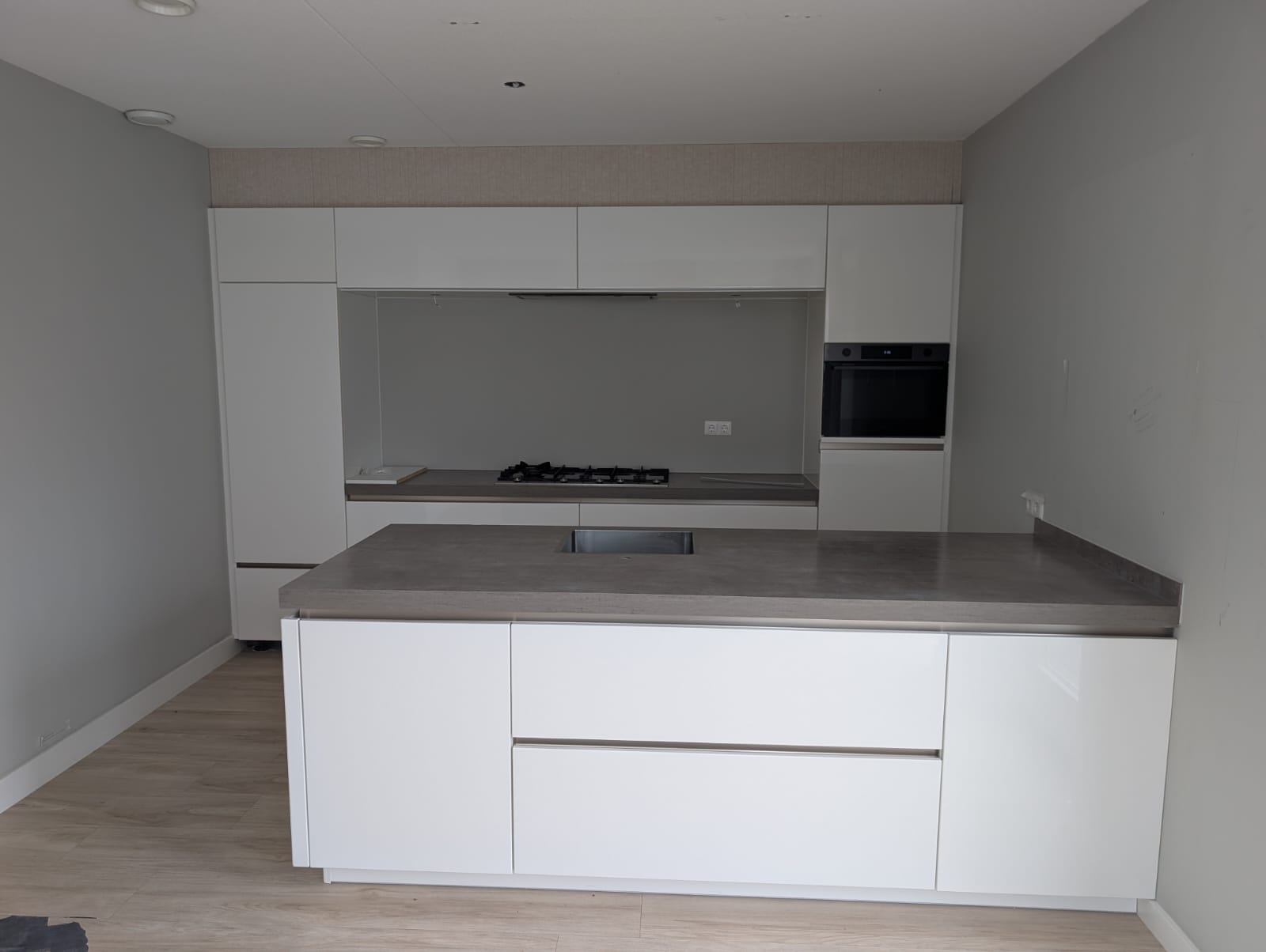 04325 - Witte schiereiland keuken van Schmidt