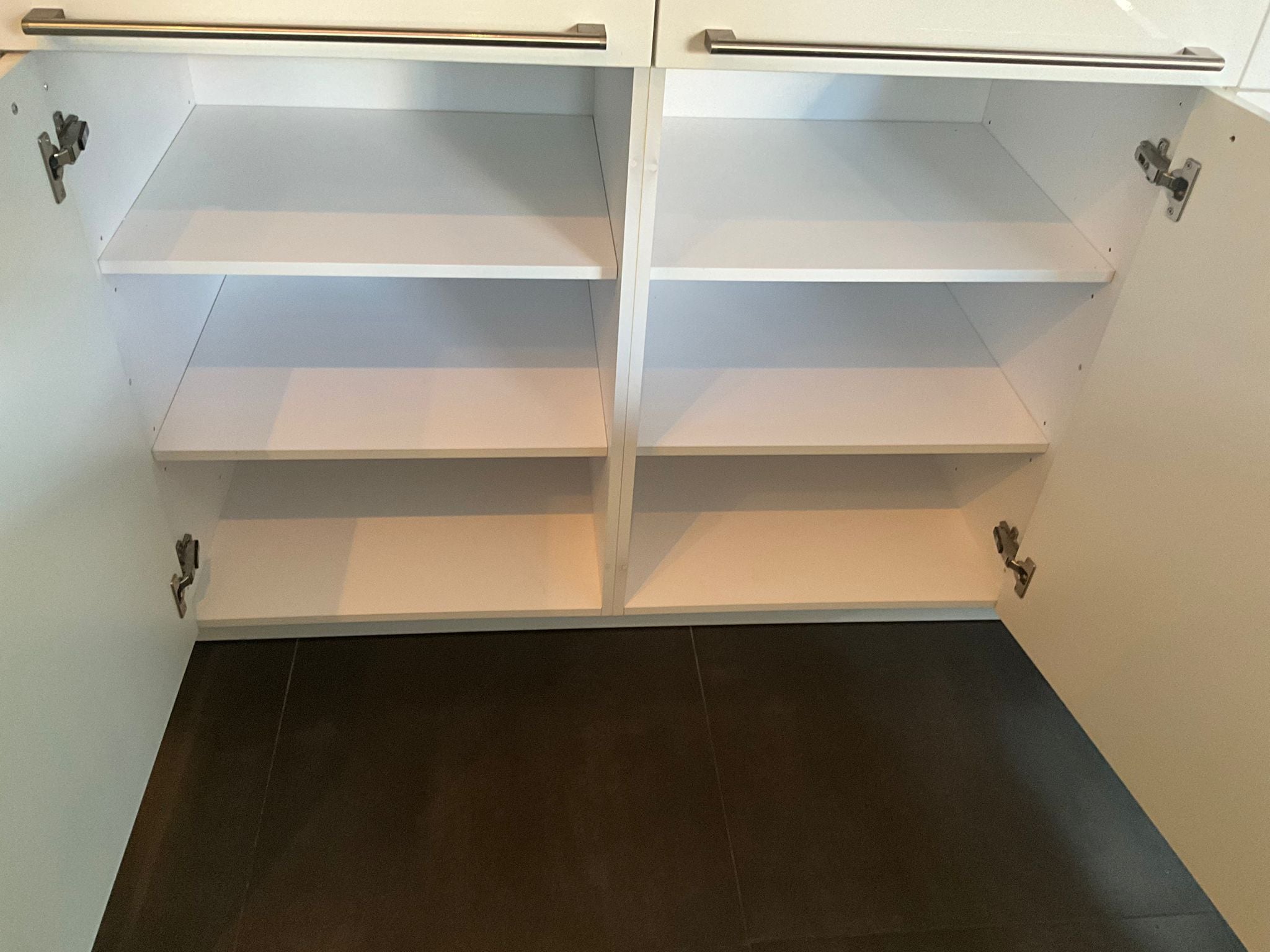 04471 - Modern witte schiereiland keuken