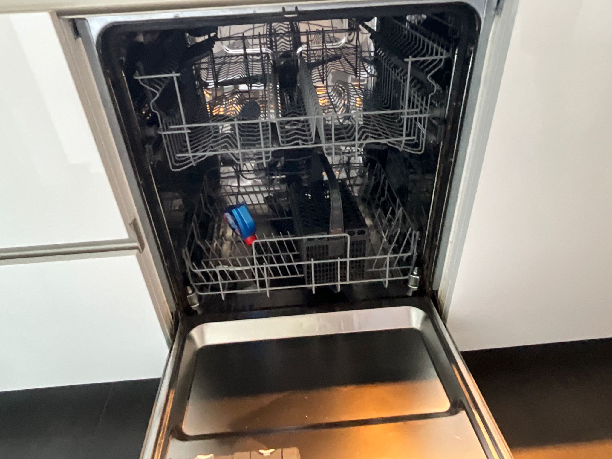 04471 - Modern witte schiereiland keuken
