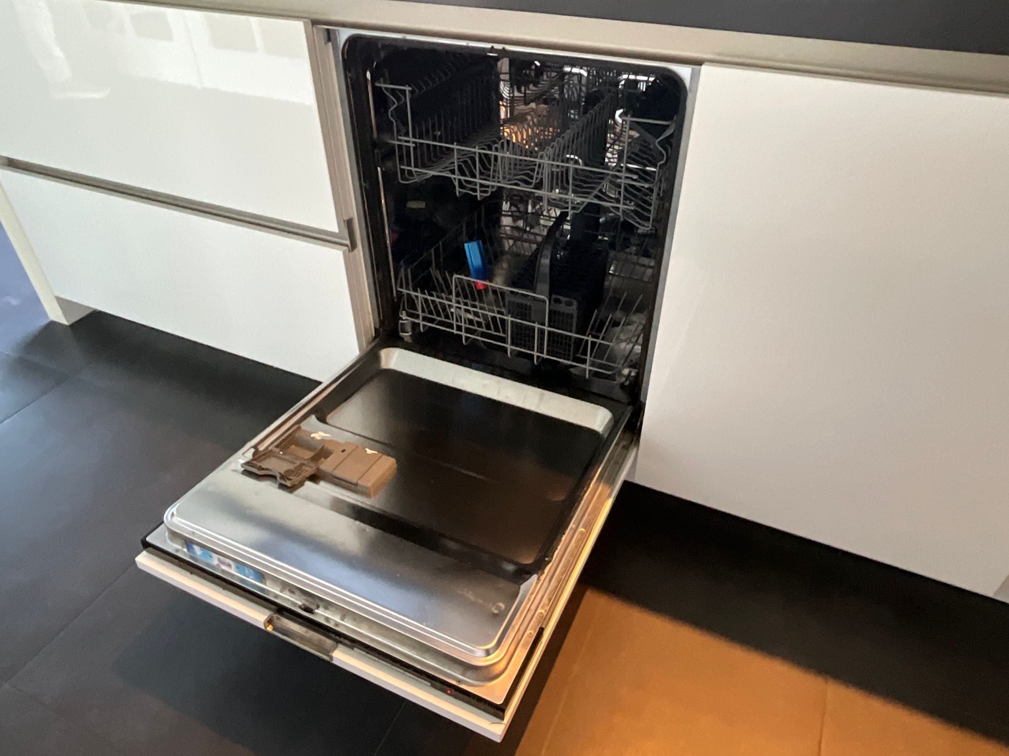 04471 - Modern witte schiereiland keuken