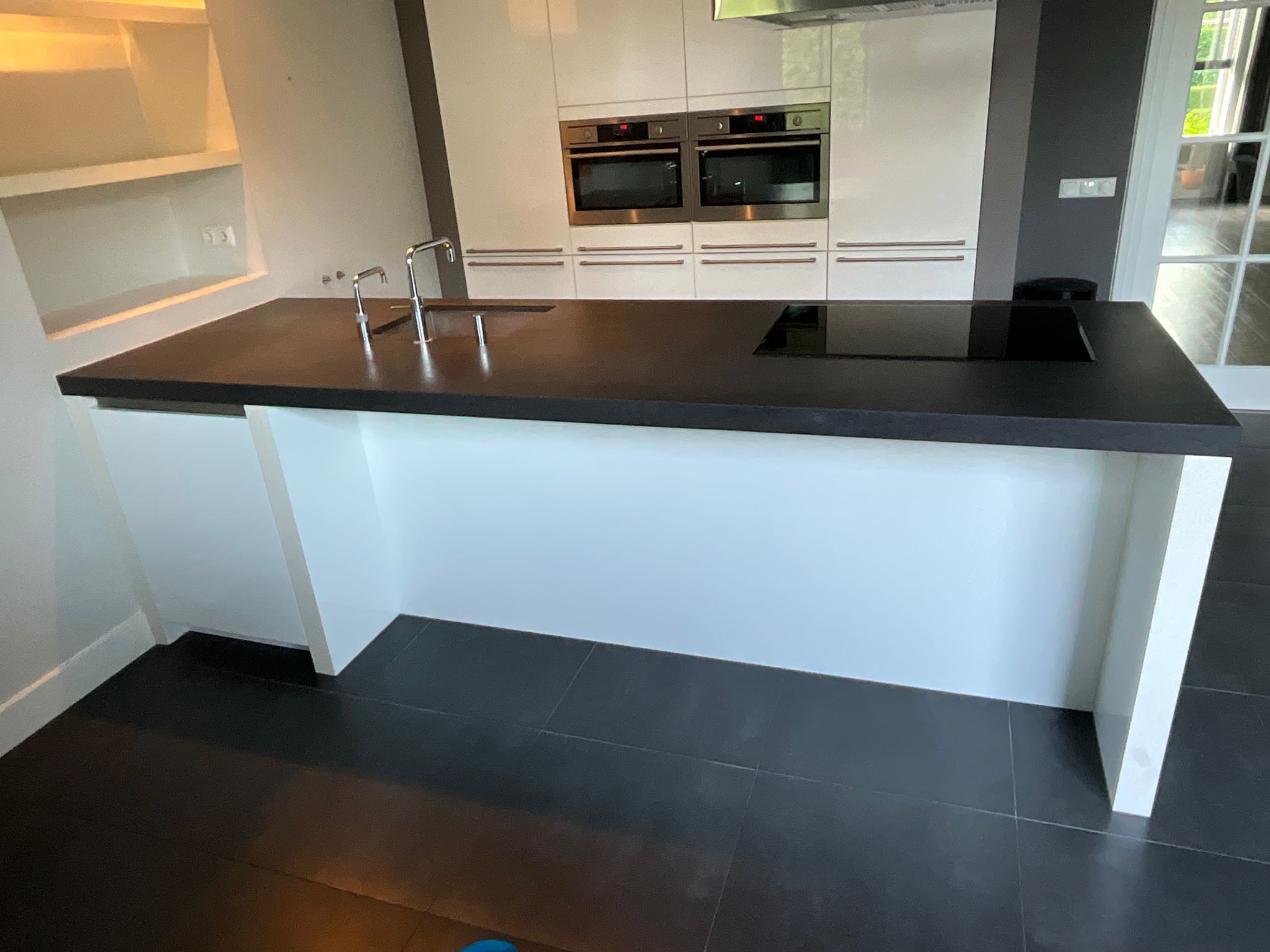 04471 - Modern witte schiereiland keuken