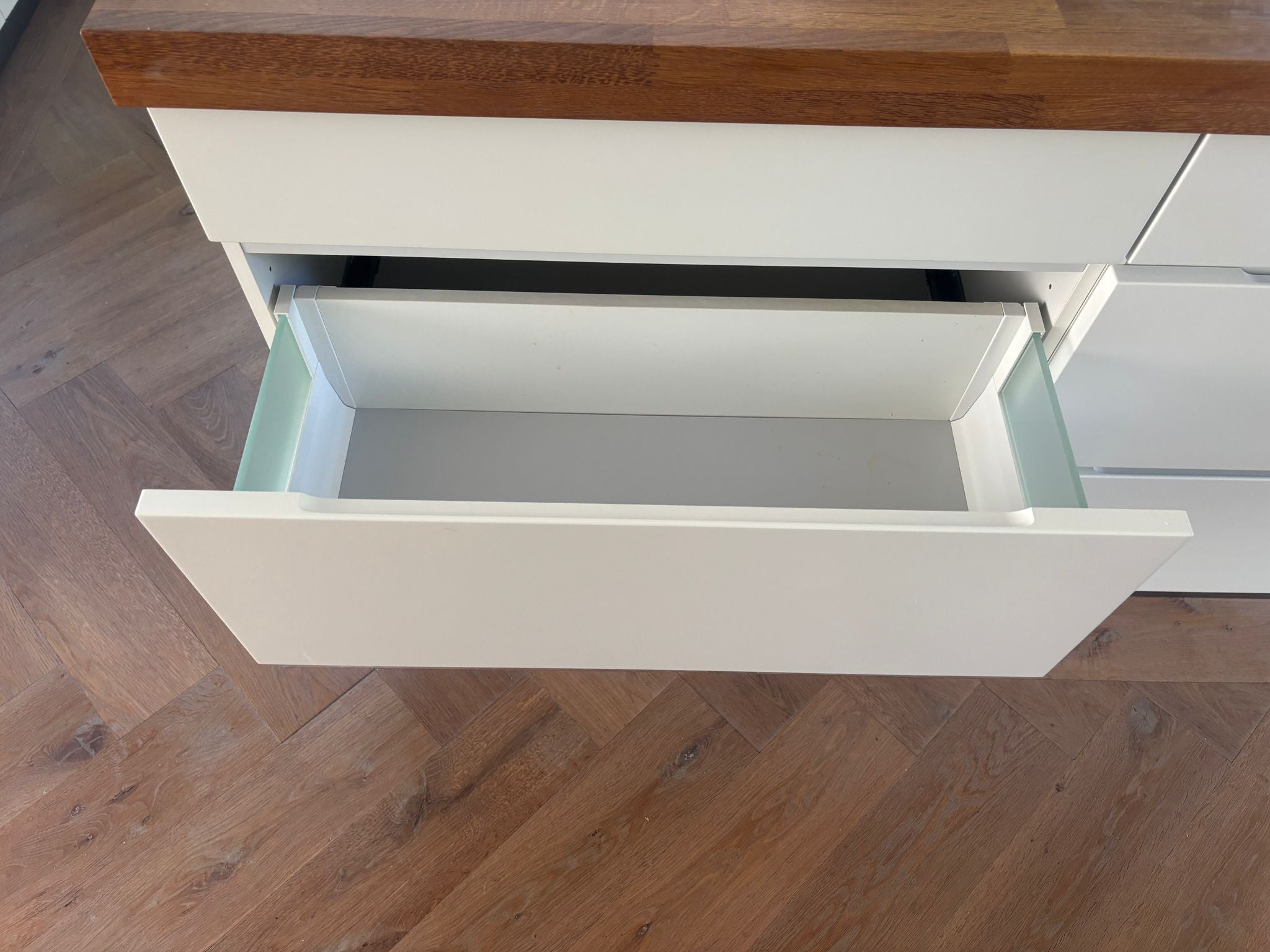 04845 - Witte eilandkeuken met bar