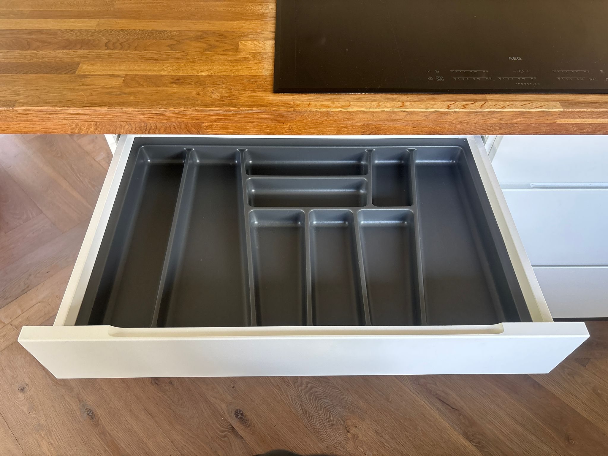 04845 - Witte eilandkeuken met bar