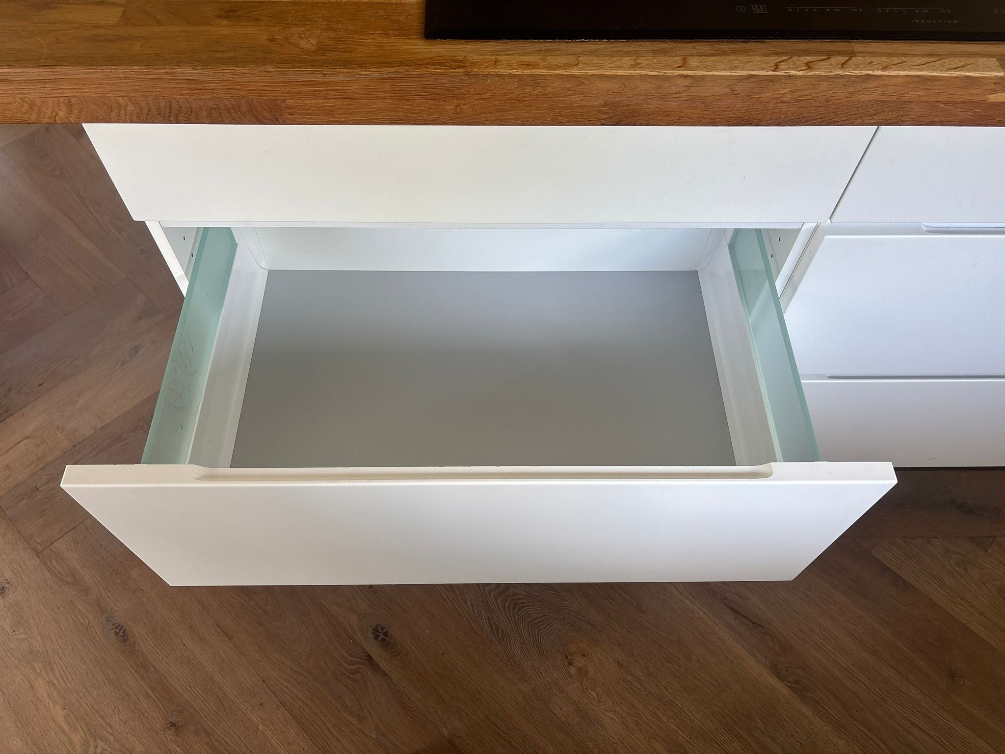 04845 - Witte eilandkeuken met bar