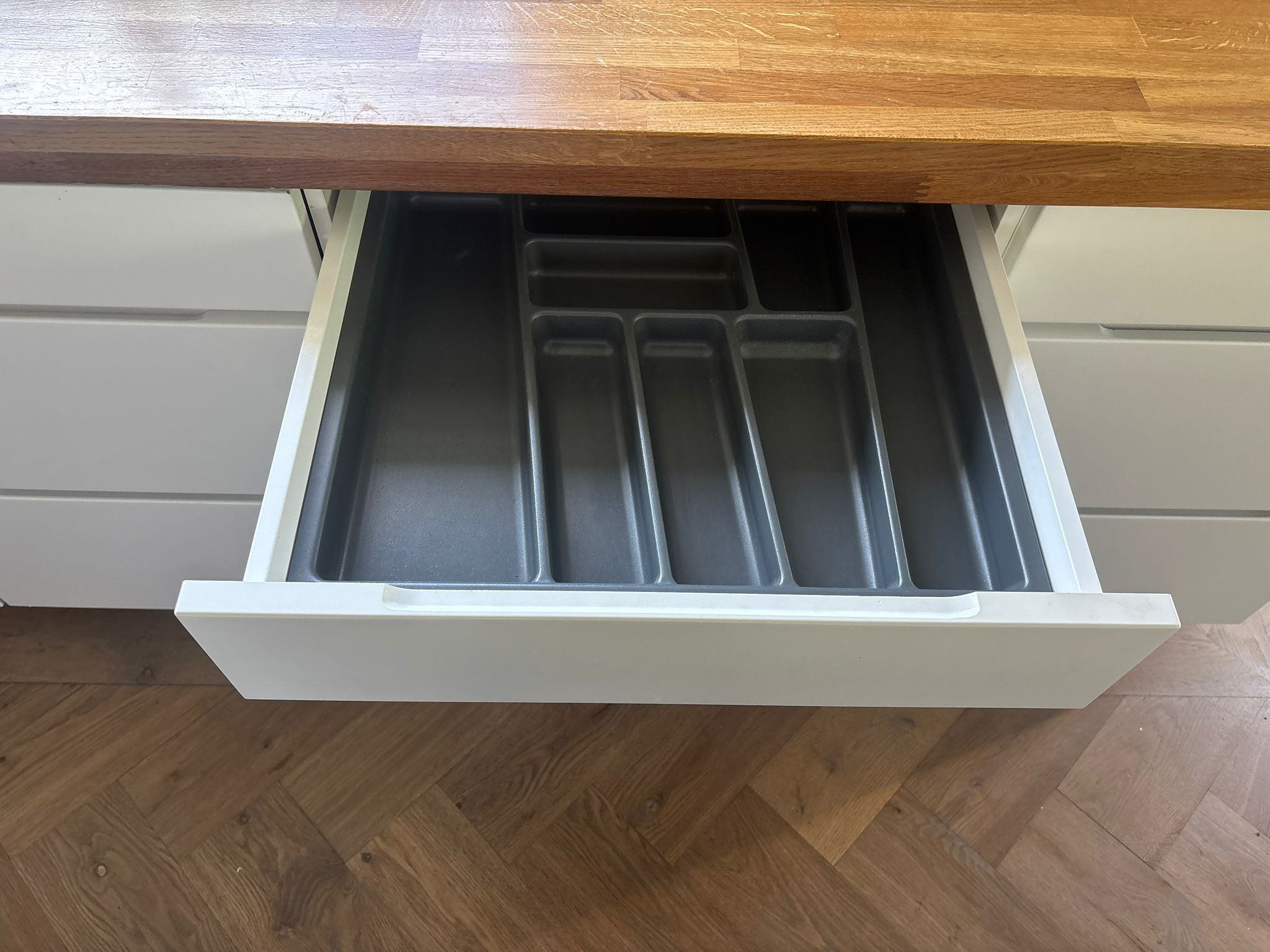 04845 - Witte eilandkeuken met bar