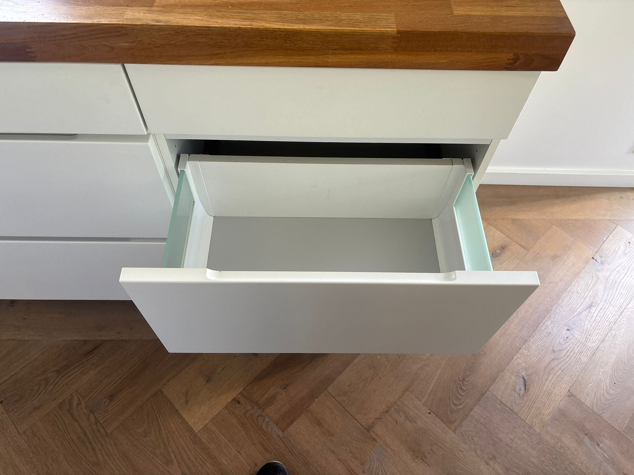 04845 - Witte eilandkeuken met bar
