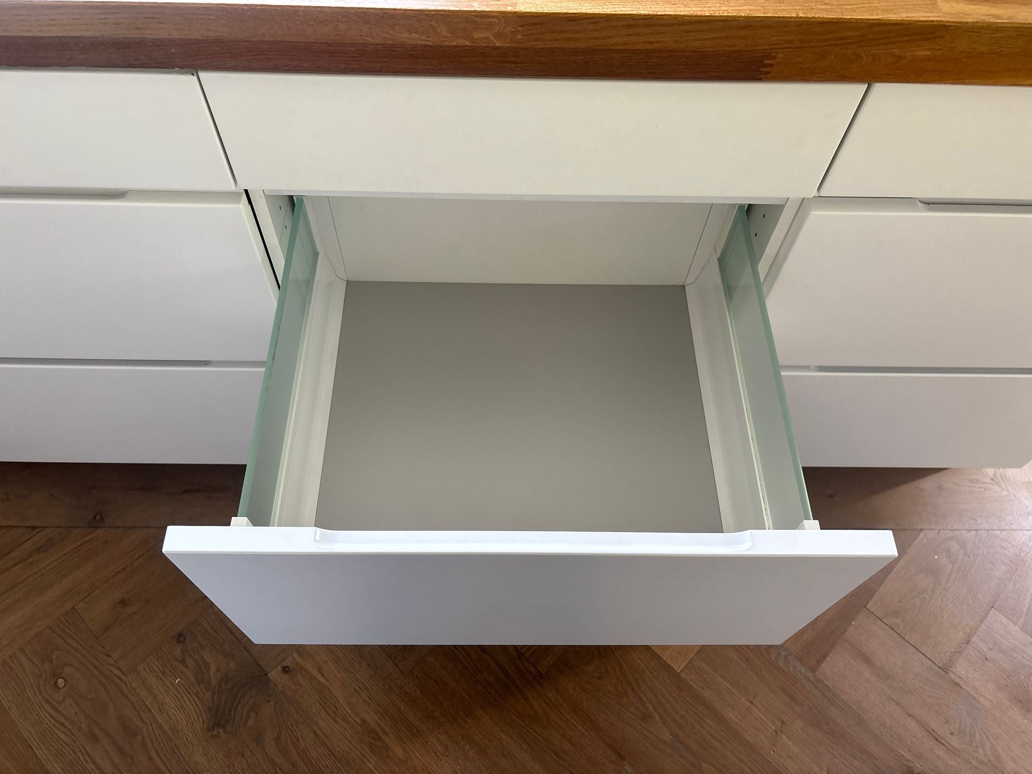 04845 - Witte eilandkeuken met bar